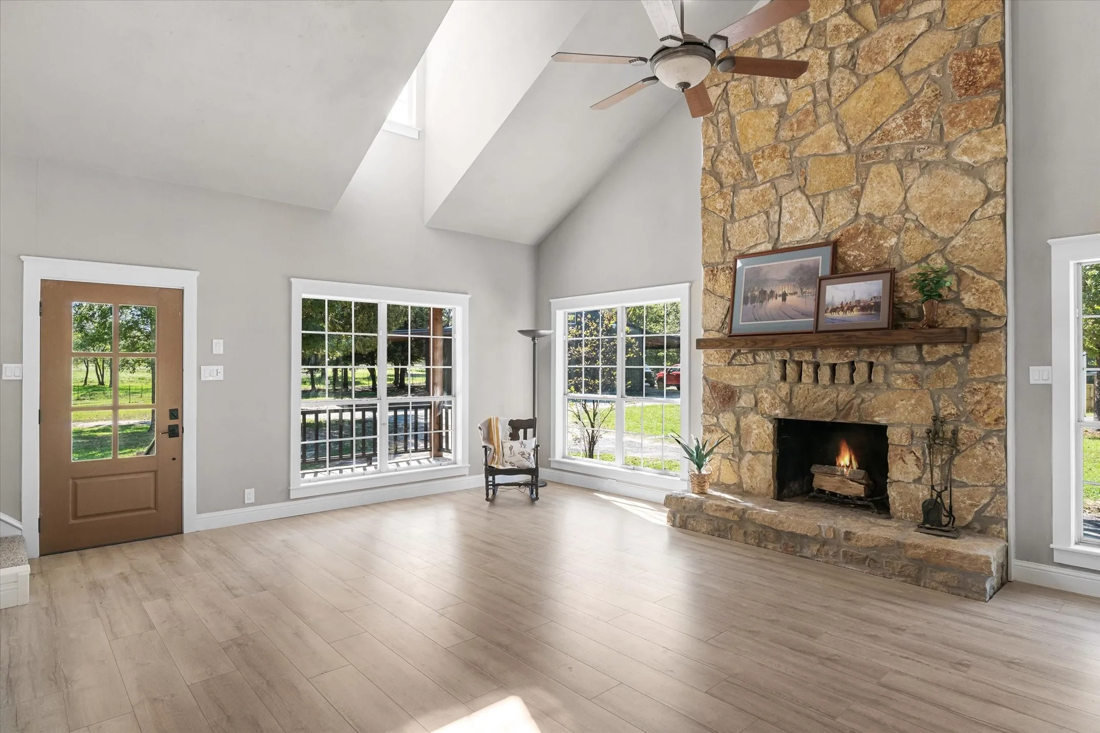So much beautiful natural light from all windows
