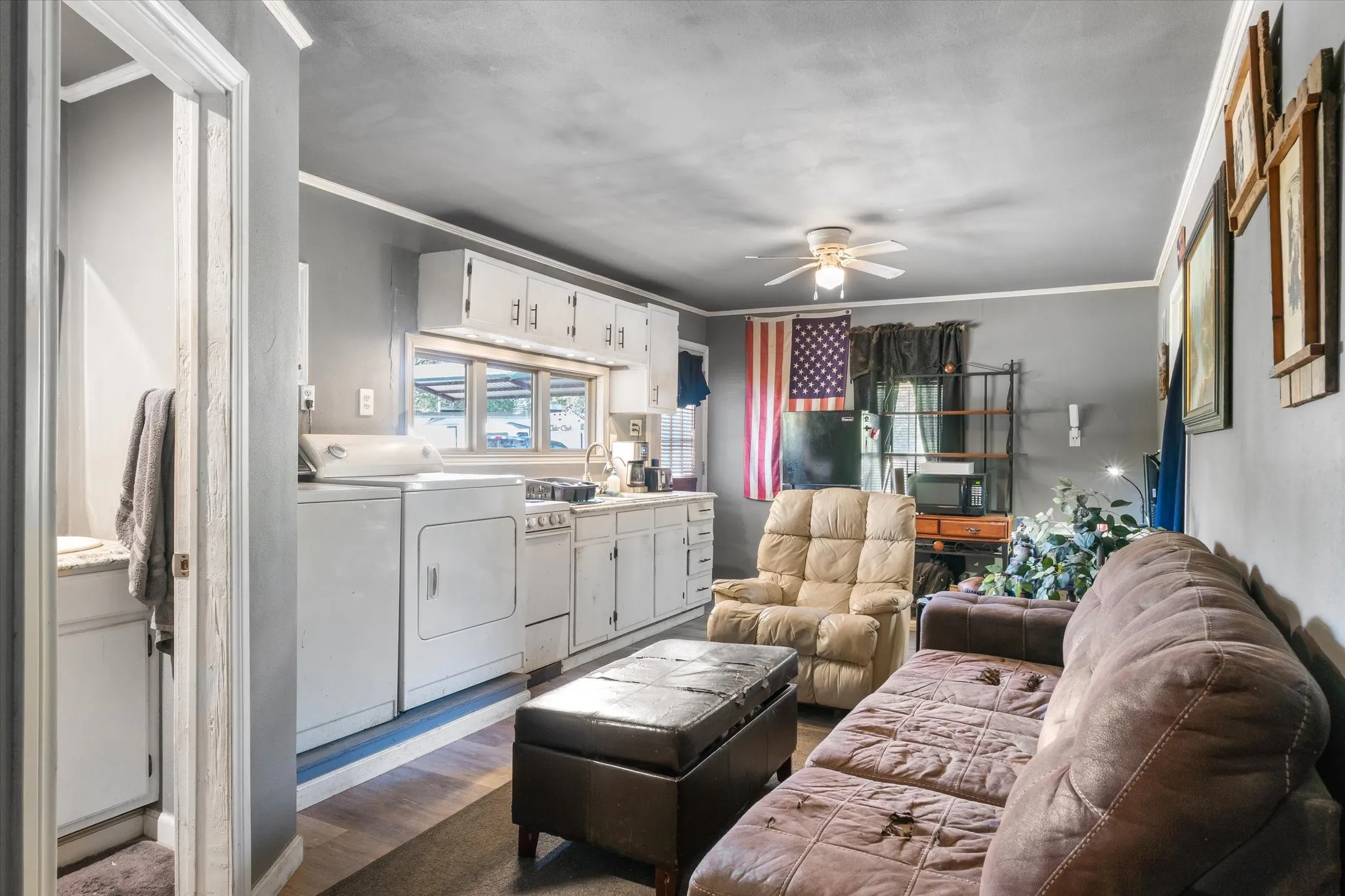 bathroom, one bedroom, kitchen and washer and dryer in the guest qtrs