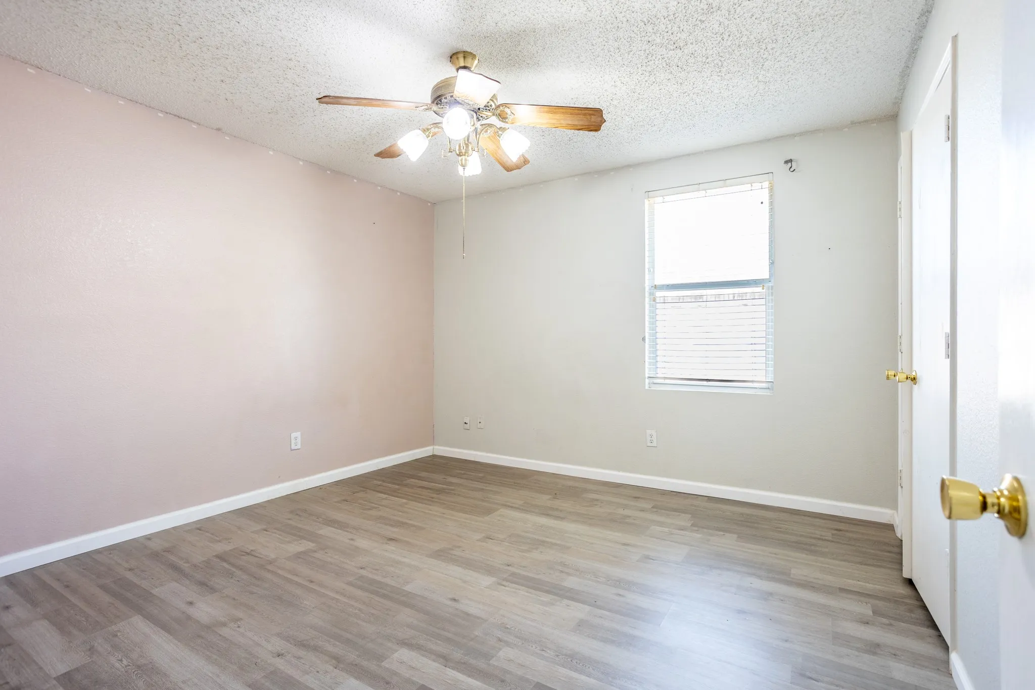 Secondary bedroom with ceiling fan