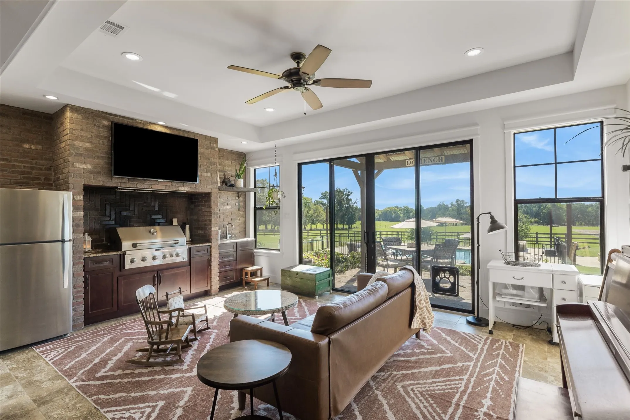 Outdoor cooking and entertaining in comfort! These gorgeous glass sliding doors extend to the outdoor patio