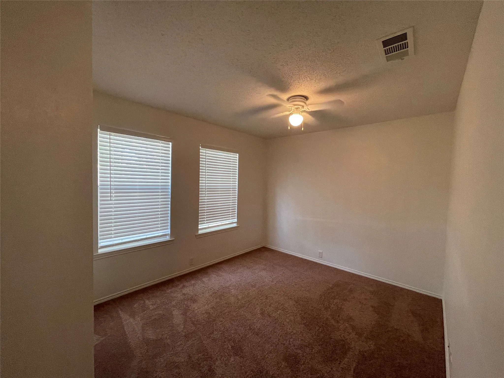 Single Family Residence For Sale in Denton County , 909 Greenbend Drive, Denton, Texas 76210, 3 Bedroom, 2 Bathroom, 2 Garage spaces, 1,515 Sqft, built in 2000, mls#21418965, Real Estate Agent in Denton, Homes For Sale in Denton county, Homes For Sale in Denton, Realtor in Denton Texas, Real Estate Brokerage Independent Realty Texas, Luminita Cordes Realtor