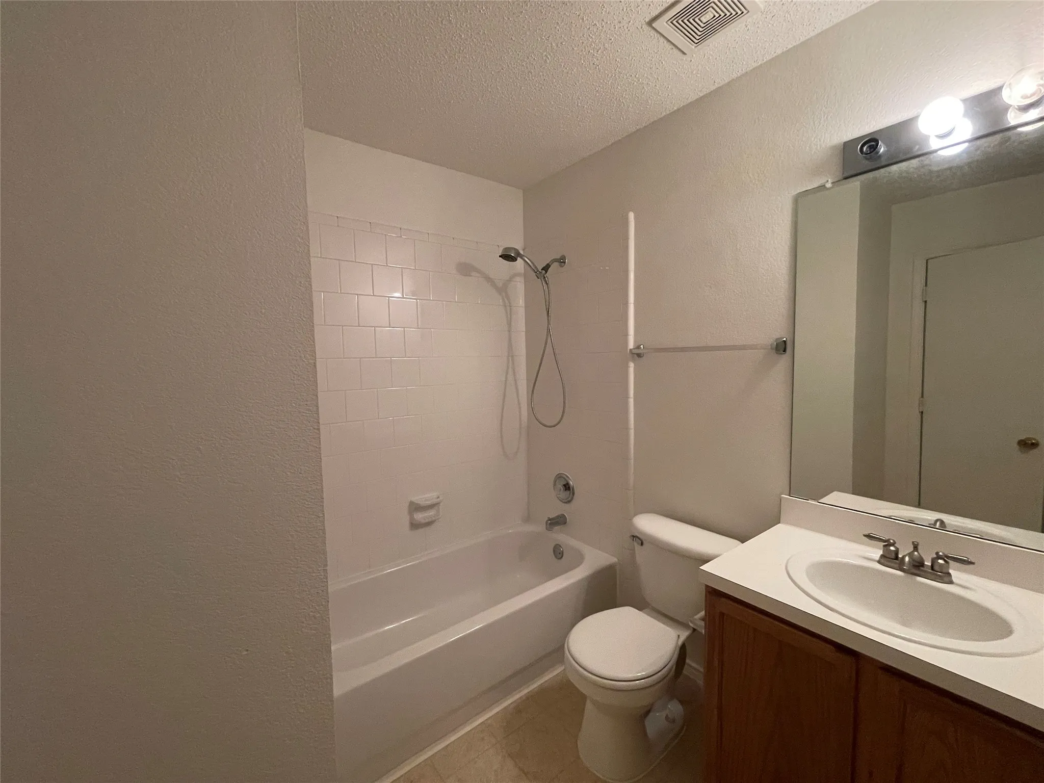 Single Family Residence For Sale in Denton County , 909 Greenbend Drive, Denton, Texas 76210, 3 Bedroom, 2 Bathroom, 2 Garage spaces, 1,515 Sqft, built in 2000, mls#21418965, Real Estate Agent in Denton, Homes For Sale in Denton county, Homes For Sale in Denton, Realtor in Denton Texas, Real Estate Brokerage Independent Realty Texas, Luminita Cordes Realtor