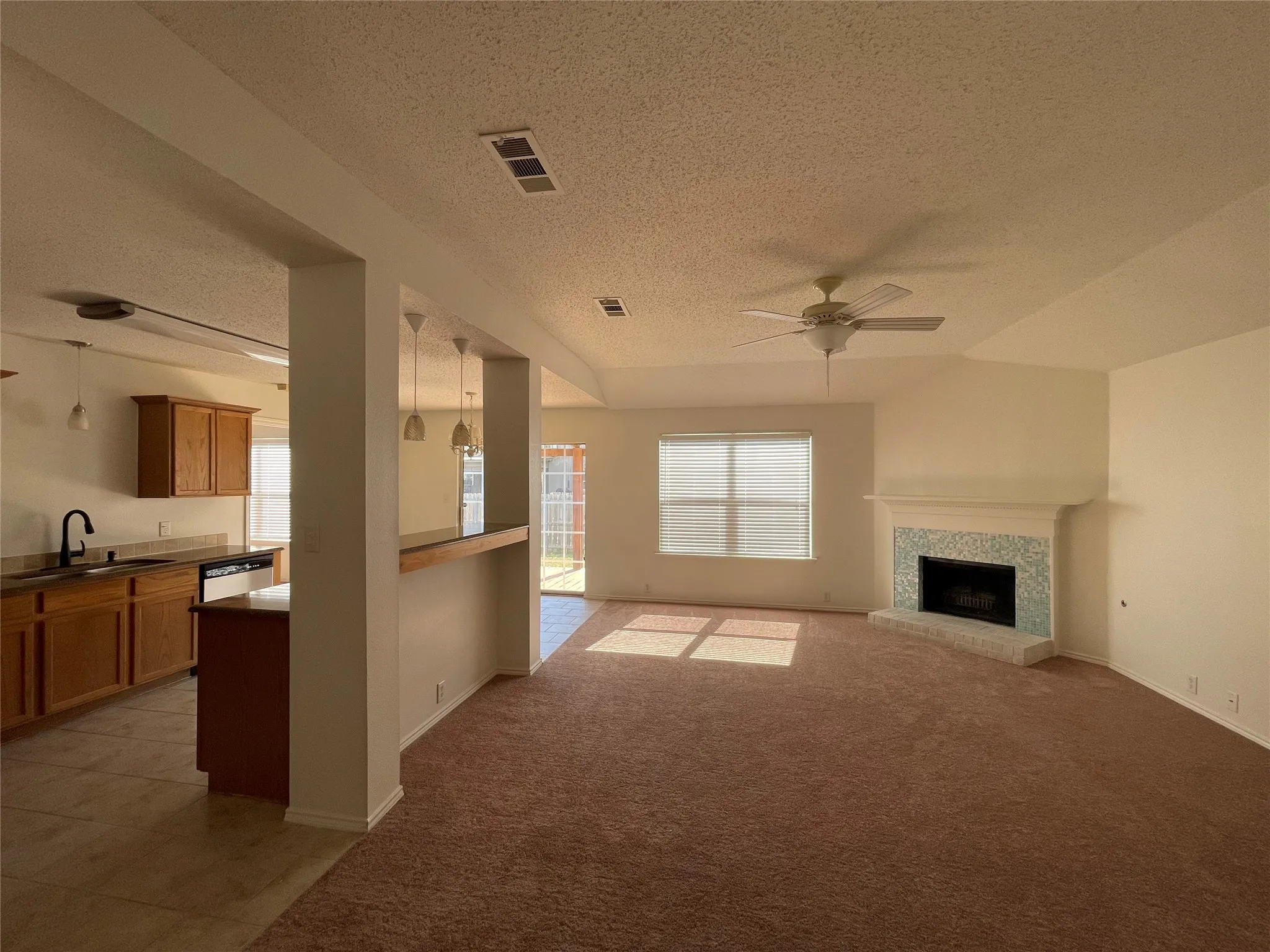 Single Family Residence For Sale in Denton County , 909 Greenbend Drive, Denton, Texas 76210, 3 Bedroom, 2 Bathroom, 2 Garage spaces, 1,515 Sqft, built in 2000, mls#21418965, Real Estate Agent in Denton, Homes For Sale in Denton county, Homes For Sale in Denton, Realtor in Denton Texas, Real Estate Brokerage Independent Realty Texas, Luminita Cordes Realtor