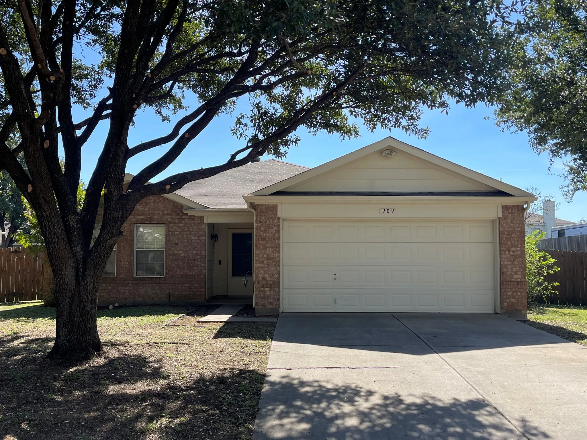Single Family Residence For Sale in Denton County , 909 Greenbend Drive, Denton, Texas 76210, 3 Bedroom, 2 Bathroom, 2 Garage spaces, 1,515 Sqft, built in 2000, mls#21418965, Real Estate Agent in Denton, Homes For Sale in Denton county, Homes For Sale in Denton, Realtor in Denton Texas, Real Estate Brokerage Independent Realty Texas, Luminita Cordes Realtor
