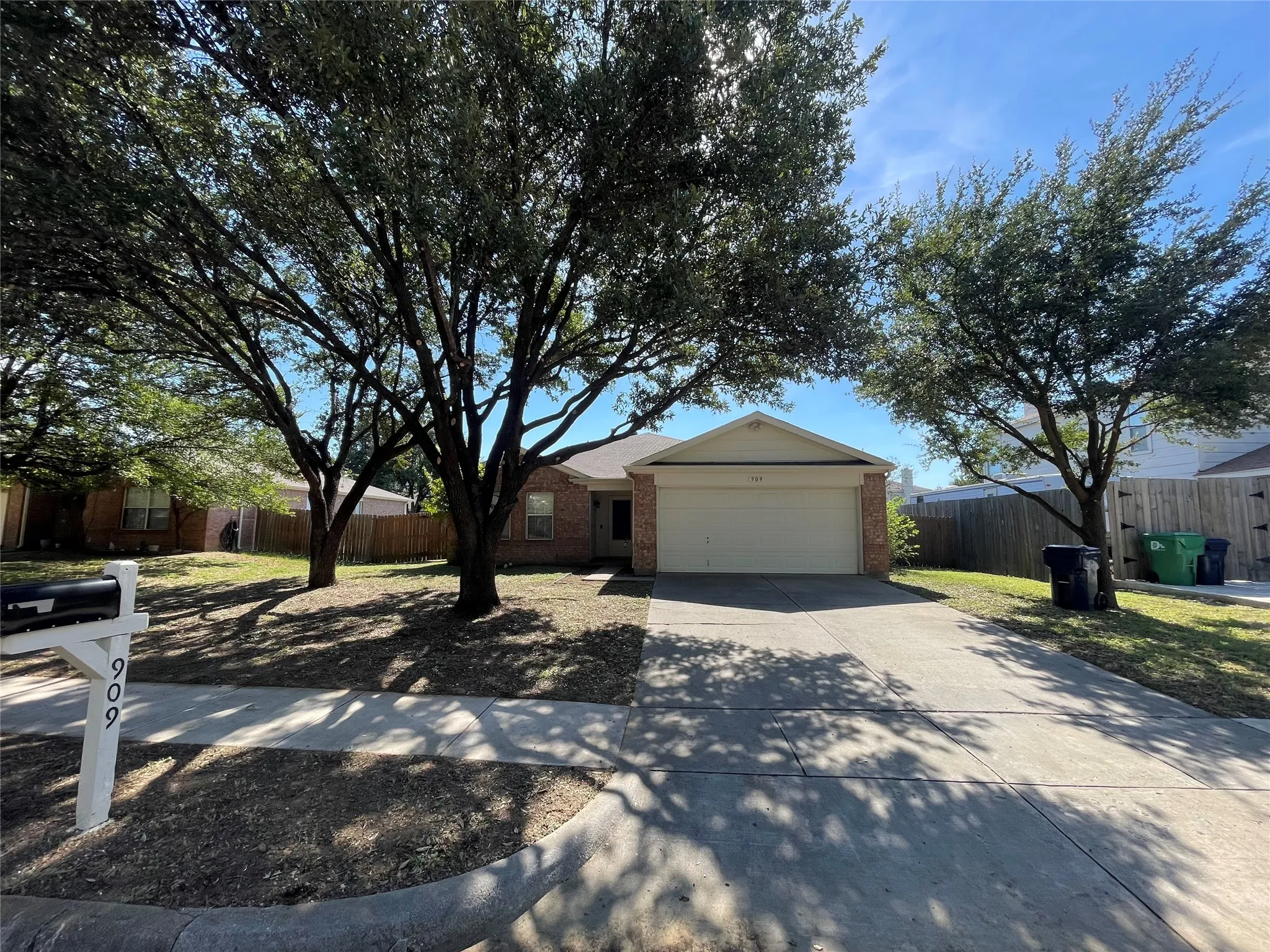 Single Family Residence For Sale in Denton County , 909 Greenbend Drive, Denton, Texas 76210, 3 Bedroom, 2 Bathroom, 2 Garage spaces, 1,515 Sqft, built in 2000, mls#21418965, Real Estate Agent in Denton, Homes For Sale in Denton county, Homes For Sale in Denton, Realtor in Denton Texas, Real Estate Brokerage Independent Realty Texas, Luminita Cordes Realtor