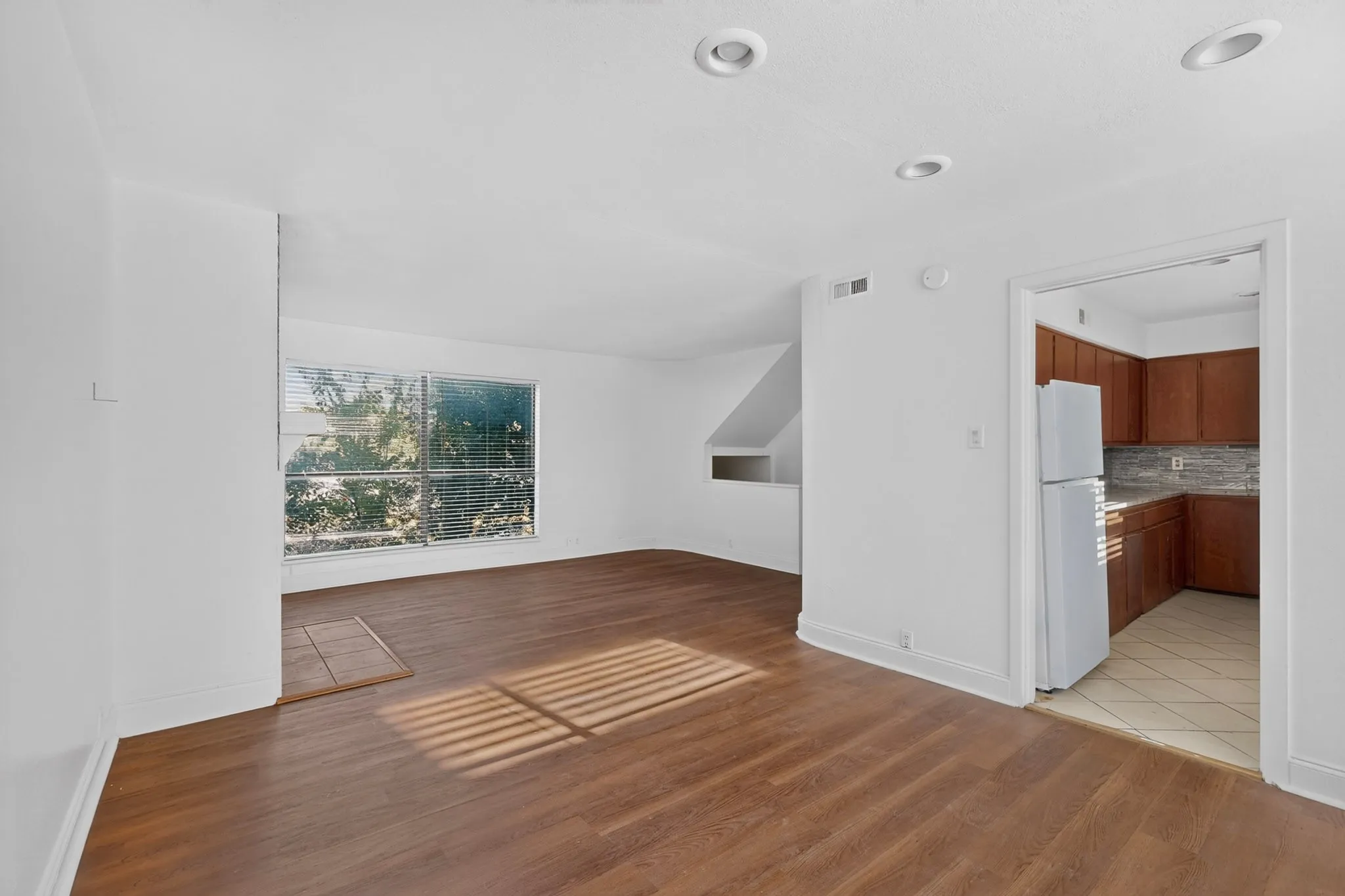 Condominium For Rent in Dallas County , 5710 Leona Avenue 9, Dallas, Texas 75231, 2 Bedroom, 2 Bathroom, 2 Garage spaces, 1,188 Sqft, built in 1979, mls#21407955, Real Estate Agent in Dallas, Homes For Rent in Dallas county, Homes For Rent in Dallas, Realtor in Dallas Texas, Real Estate Brokerage Independent Realty Texas, Luminita Cordes Realtor