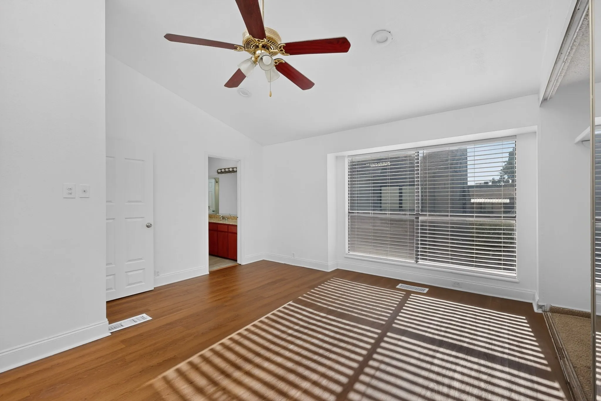 Condominium For Rent in Dallas County , 5710 Leona Avenue 9, Dallas, Texas 75231, 2 Bedroom, 2 Bathroom, 2 Garage spaces, 1,188 Sqft, built in 1979, mls#21407955, Real Estate Agent in Dallas, Homes For Rent in Dallas county, Homes For Rent in Dallas, Realtor in Dallas Texas, Real Estate Brokerage Independent Realty Texas, Luminita Cordes Realtor