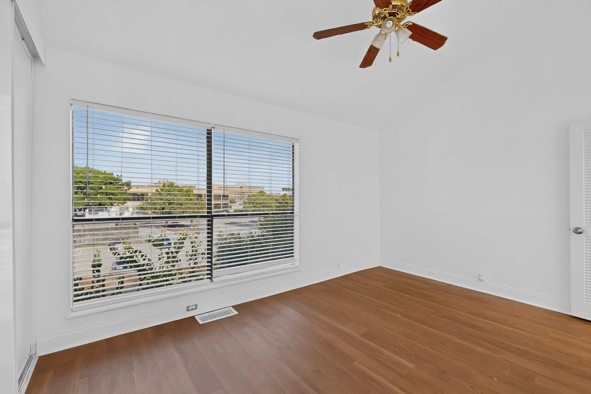 Condominium For Rent in Dallas County , 5710 Leona Avenue 9, Dallas, Texas 75231, 2 Bedroom, 2 Bathroom, 2 Garage spaces, 1,188 Sqft, built in 1979, mls#21407955, Real Estate Agent in Dallas, Homes For Rent in Dallas county, Homes For Rent in Dallas, Realtor in Dallas Texas, Real Estate Brokerage Independent Realty Texas, Luminita Cordes Realtor