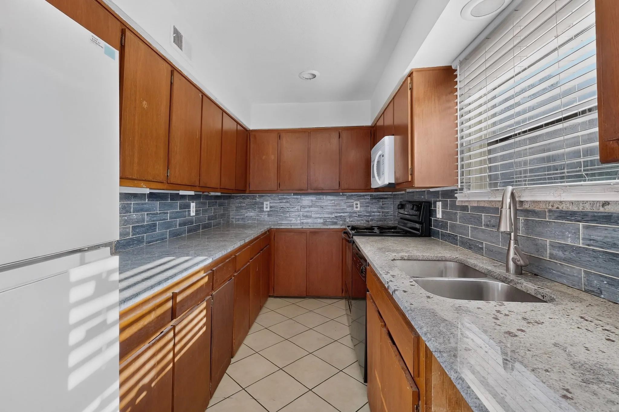 Condominium For Rent in Dallas County , 5710 Leona Avenue 9, Dallas, Texas 75231, 2 Bedroom, 2 Bathroom, 2 Garage spaces, 1,188 Sqft, built in 1979, mls#21407955, Real Estate Agent in Dallas, Homes For Rent in Dallas county, Homes For Rent in Dallas, Realtor in Dallas Texas, Real Estate Brokerage Independent Realty Texas, Luminita Cordes Realtor