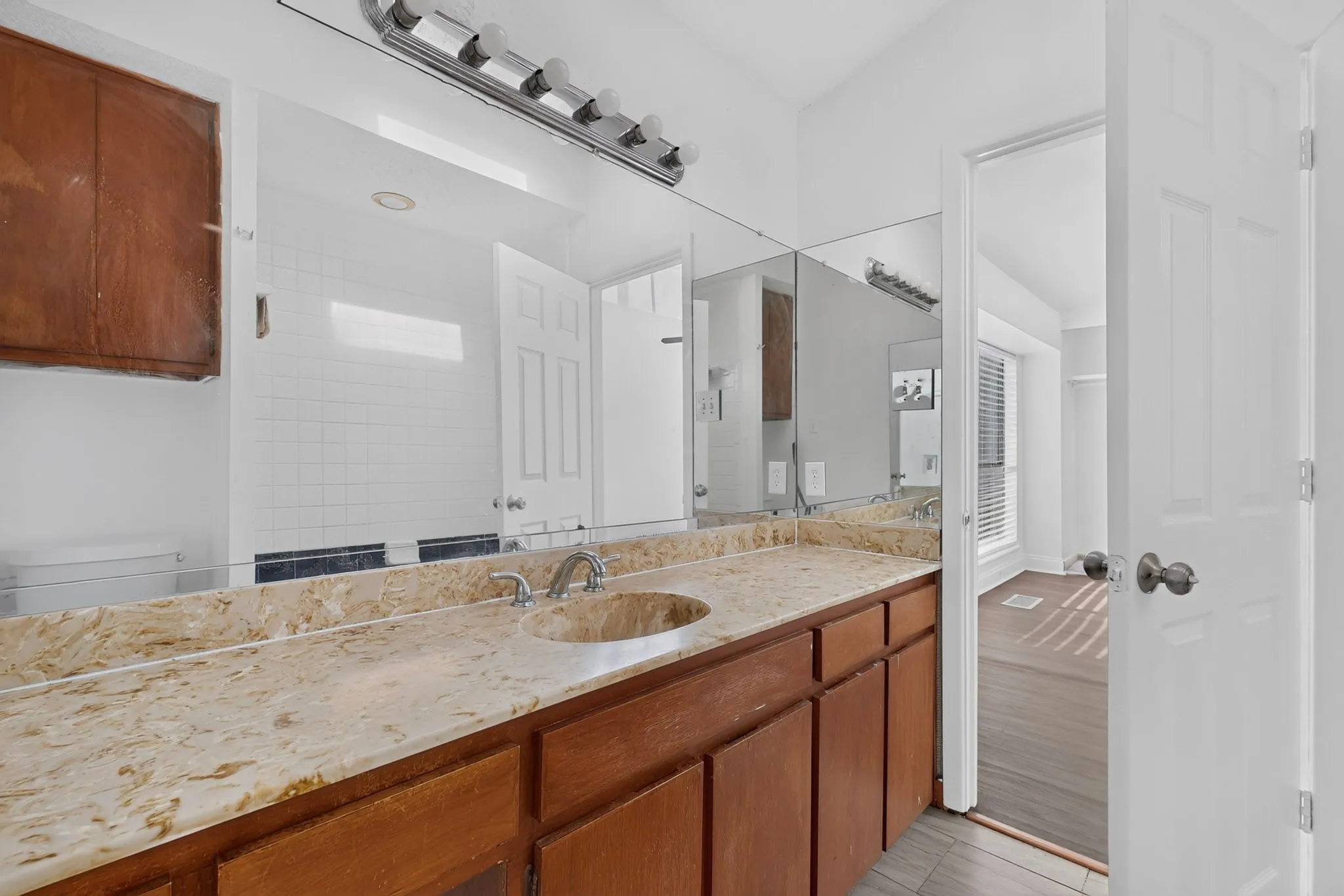 Condominium For Rent in Dallas County , 5710 Leona Avenue 9, Dallas, Texas 75231, 2 Bedroom, 2 Bathroom, 2 Garage spaces, 1,188 Sqft, built in 1979, mls#21407955, Real Estate Agent in Dallas, Homes For Rent in Dallas county, Homes For Rent in Dallas, Realtor in Dallas Texas, Real Estate Brokerage Independent Realty Texas, Luminita Cordes Realtor