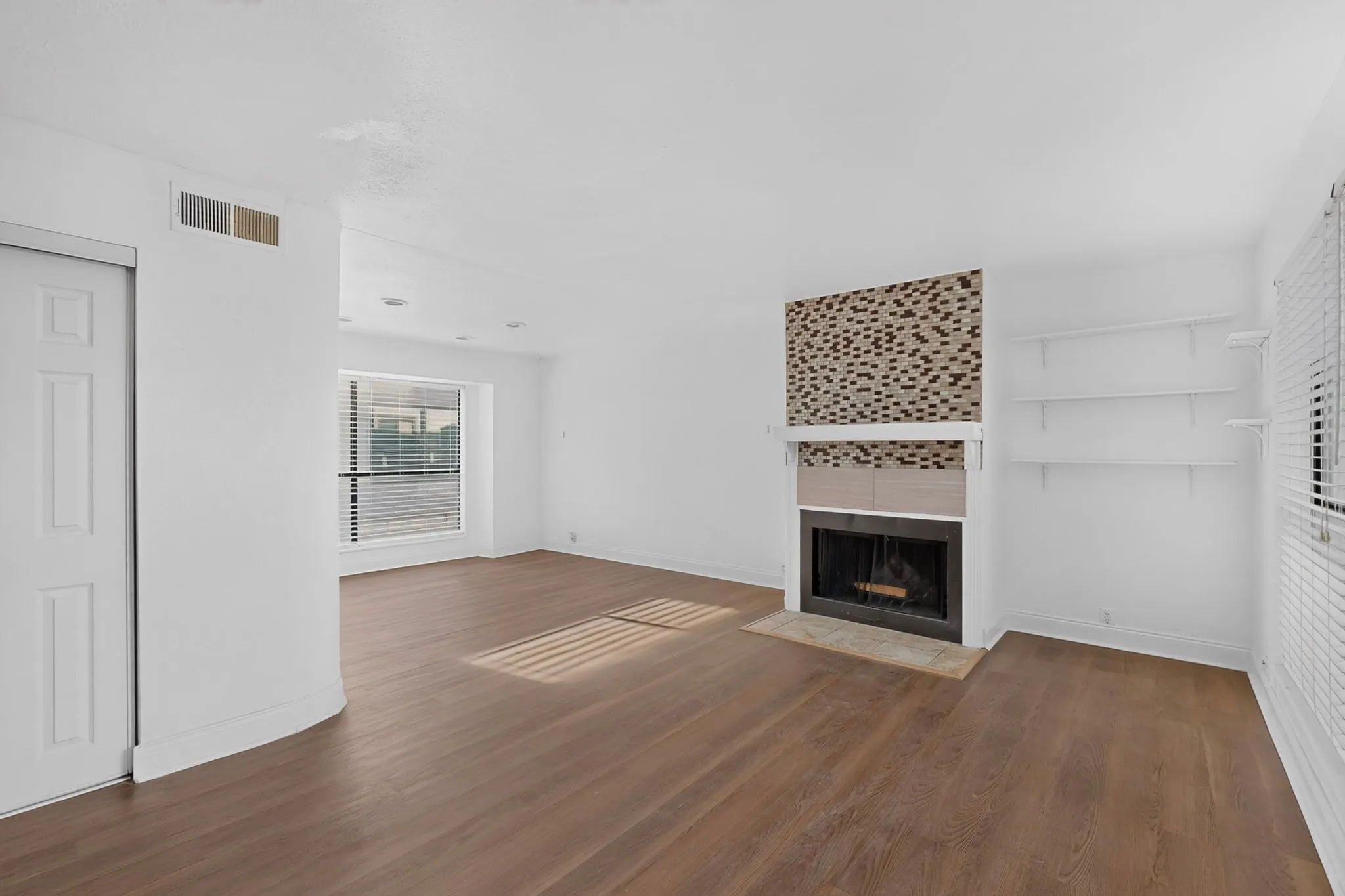 Condominium For Rent in Dallas County , 5710 Leona Avenue 9, Dallas, Texas 75231, 2 Bedroom, 2 Bathroom, 2 Garage spaces, 1,188 Sqft, built in 1979, mls#21407955, Real Estate Agent in Dallas, Homes For Rent in Dallas county, Homes For Rent in Dallas, Realtor in Dallas Texas, Real Estate Brokerage Independent Realty Texas, Luminita Cordes Realtor