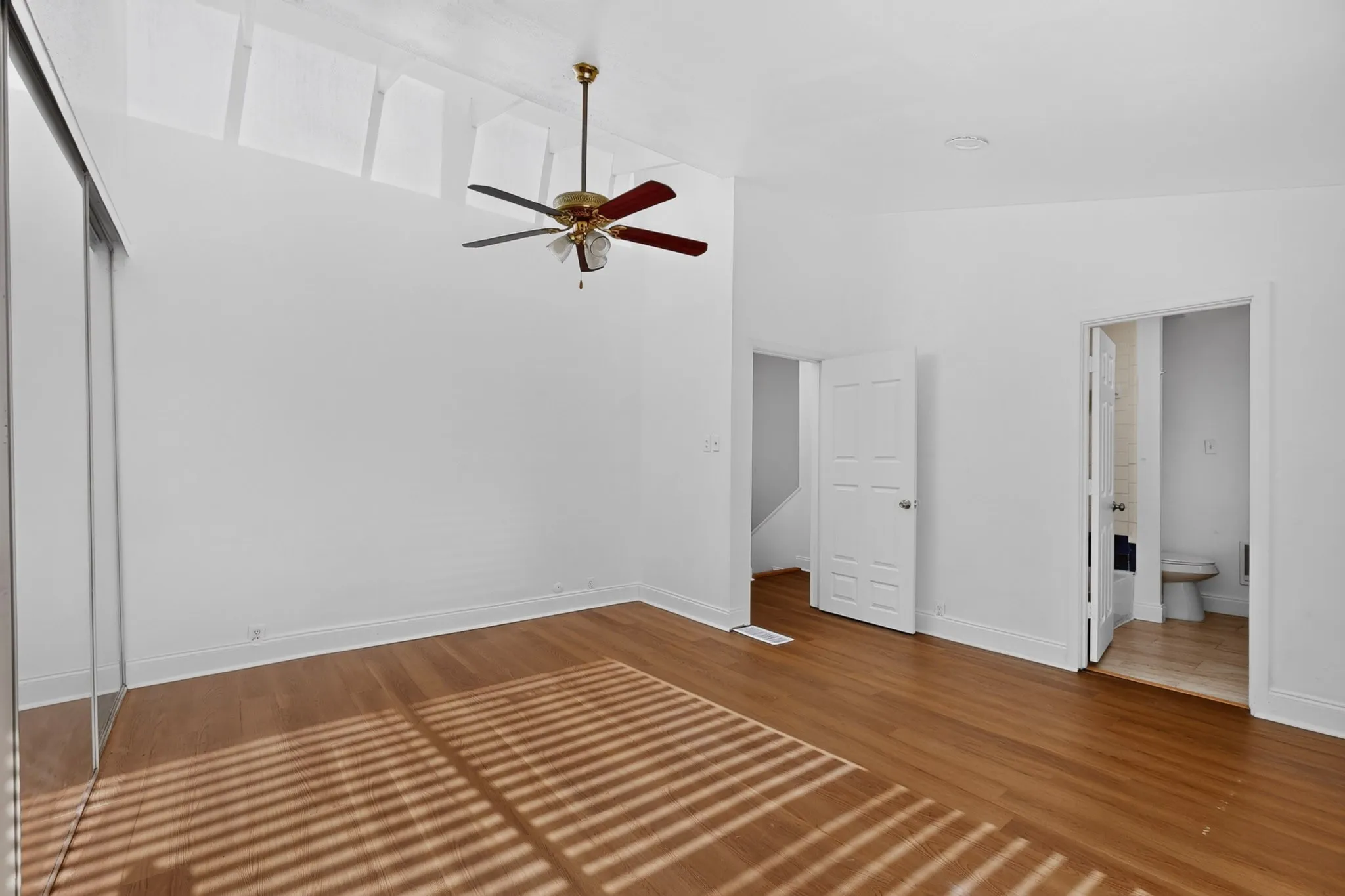 Condominium For Rent in Dallas County , 5710 Leona Avenue 9, Dallas, Texas 75231, 2 Bedroom, 2 Bathroom, 2 Garage spaces, 1,188 Sqft, built in 1979, mls#21407955, Real Estate Agent in Dallas, Homes For Rent in Dallas county, Homes For Rent in Dallas, Realtor in Dallas Texas, Real Estate Brokerage Independent Realty Texas, Luminita Cordes Realtor