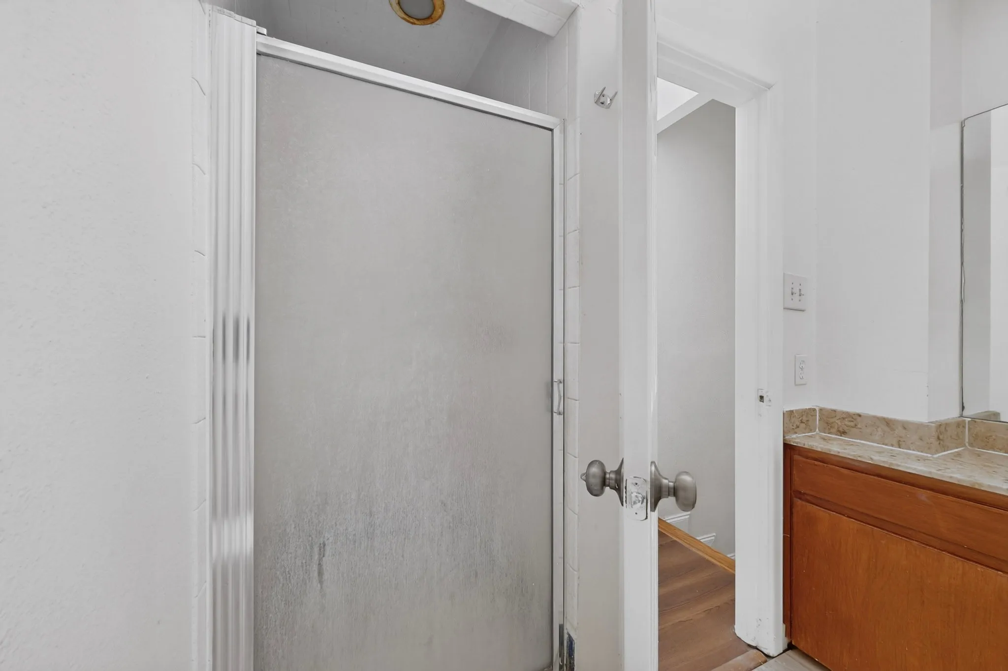 Condominium For Rent in Dallas County , 5710 Leona Avenue 9, Dallas, Texas 75231, 2 Bedroom, 2 Bathroom, 2 Garage spaces, 1,188 Sqft, built in 1979, mls#21407955, Real Estate Agent in Dallas, Homes For Rent in Dallas county, Homes For Rent in Dallas, Realtor in Dallas Texas, Real Estate Brokerage Independent Realty Texas, Luminita Cordes Realtor