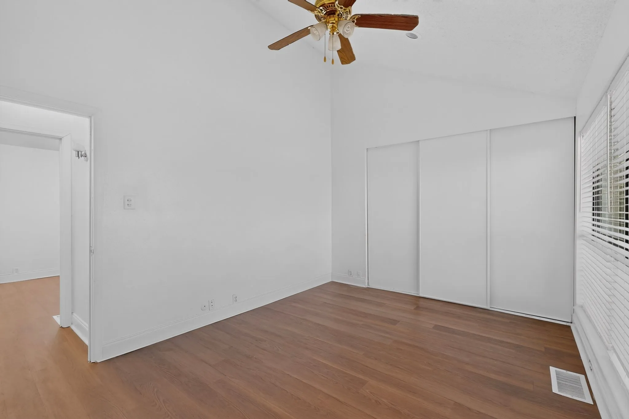 Condominium For Rent in Dallas County , 5710 Leona Avenue 9, Dallas, Texas 75231, 2 Bedroom, 2 Bathroom, 2 Garage spaces, 1,188 Sqft, built in 1979, mls#21407955, Real Estate Agent in Dallas, Homes For Rent in Dallas county, Homes For Rent in Dallas, Realtor in Dallas Texas, Real Estate Brokerage Independent Realty Texas, Luminita Cordes Realtor