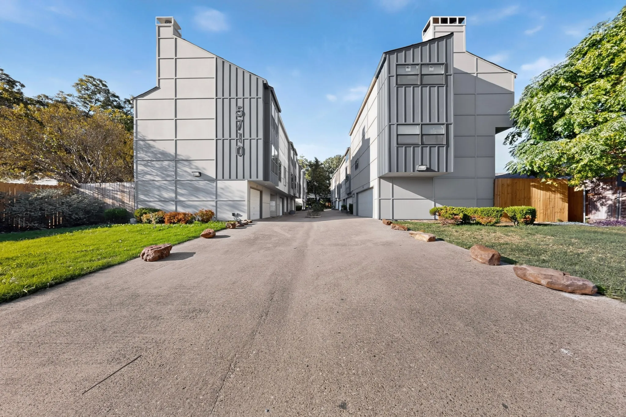 Condominium For Rent in Dallas County , 5710 Leona Avenue 9, Dallas, Texas 75231, 2 Bedroom, 2 Bathroom, 2 Garage spaces, 1,188 Sqft, built in 1979, mls#21407955, Real Estate Agent in Dallas, Homes For Rent in Dallas county, Homes For Rent in Dallas, Realtor in Dallas Texas, Real Estate Brokerage Independent Realty Texas, Luminita Cordes Realtor