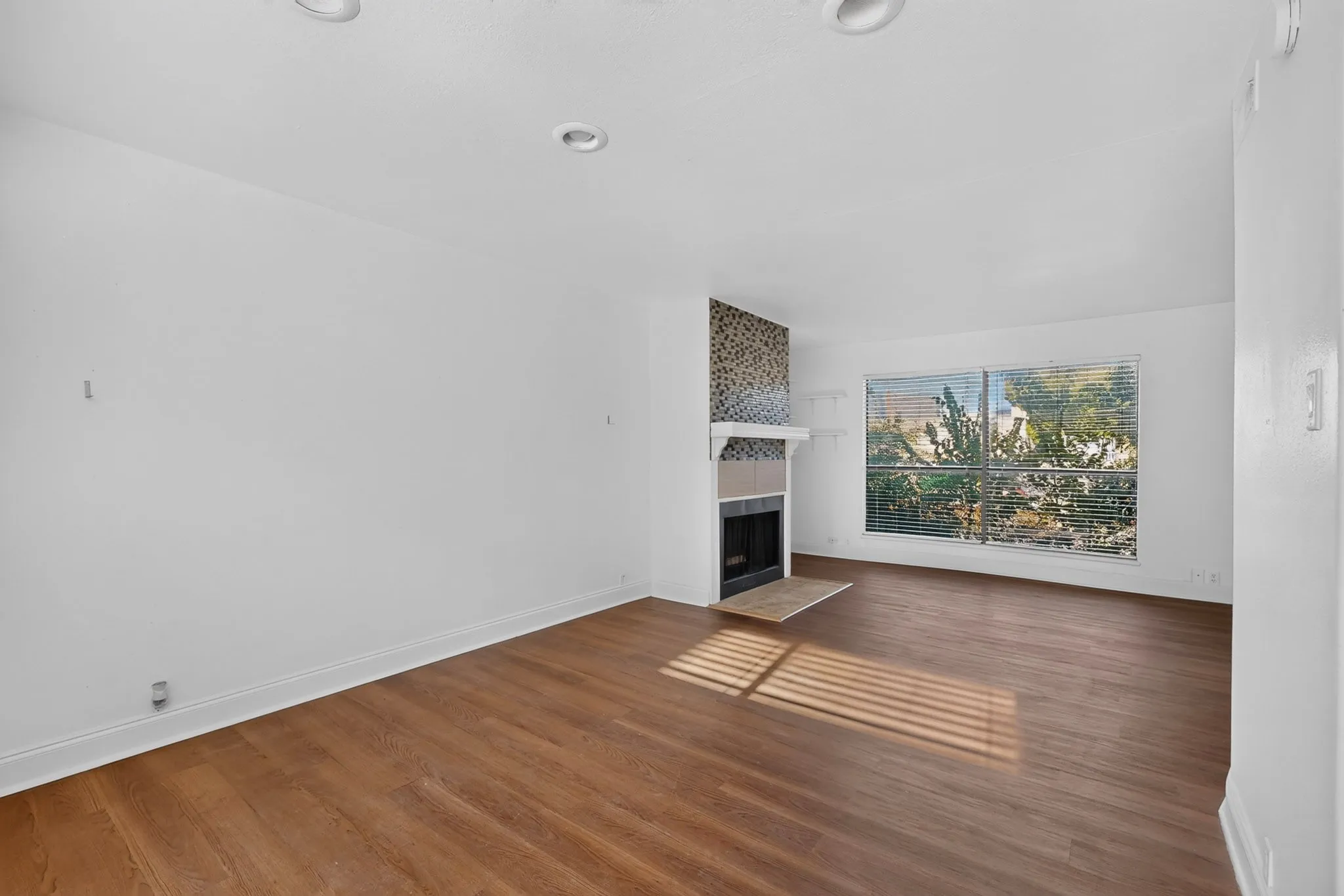 Condominium For Rent in Dallas County , 5710 Leona Avenue 9, Dallas, Texas 75231, 2 Bedroom, 2 Bathroom, 2 Garage spaces, 1,188 Sqft, built in 1979, mls#21407955, Real Estate Agent in Dallas, Homes For Rent in Dallas county, Homes For Rent in Dallas, Realtor in Dallas Texas, Real Estate Brokerage Independent Realty Texas, Luminita Cordes Realtor