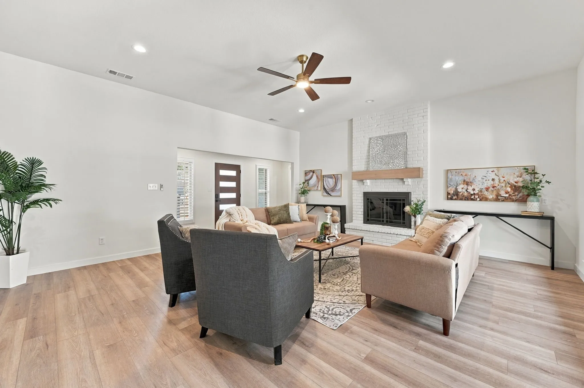 Single Family Residence For Sale in Dallas County , 10255 Chimney Hill Lane, Dallas, Texas 75243, 4 Bedroom, 3 Bathroom, 2 Garage spaces, 2,546 Sqft, built in 1978, mls#21411350, Real Estate Agent in Dallas, Homes For Sale in Dallas county, Homes For Sale in Dallas, Realtor in Dallas Texas, Real Estate Brokerage Independent Realty Texas, Luminita Cordes Realtor