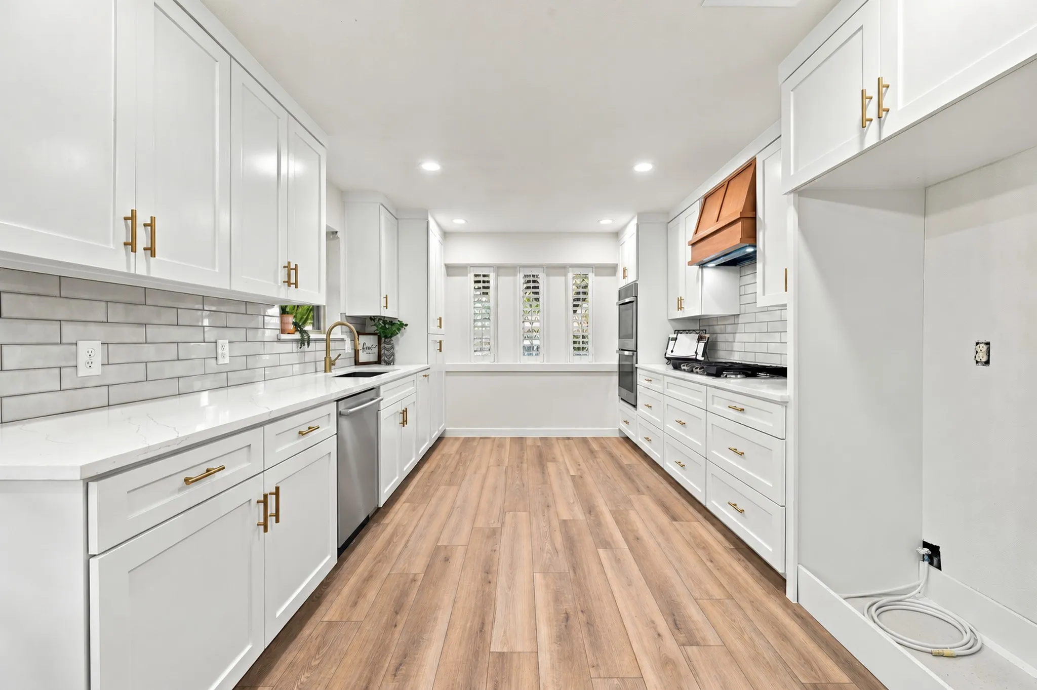 Single Family Residence For Sale in Dallas County , 10255 Chimney Hill Lane, Dallas, Texas 75243, 4 Bedroom, 3 Bathroom, 2 Garage spaces, 2,546 Sqft, built in 1978, mls#21411350, Real Estate Agent in Dallas, Homes For Sale in Dallas county, Homes For Sale in Dallas, Realtor in Dallas Texas, Real Estate Brokerage Independent Realty Texas, Luminita Cordes Realtor