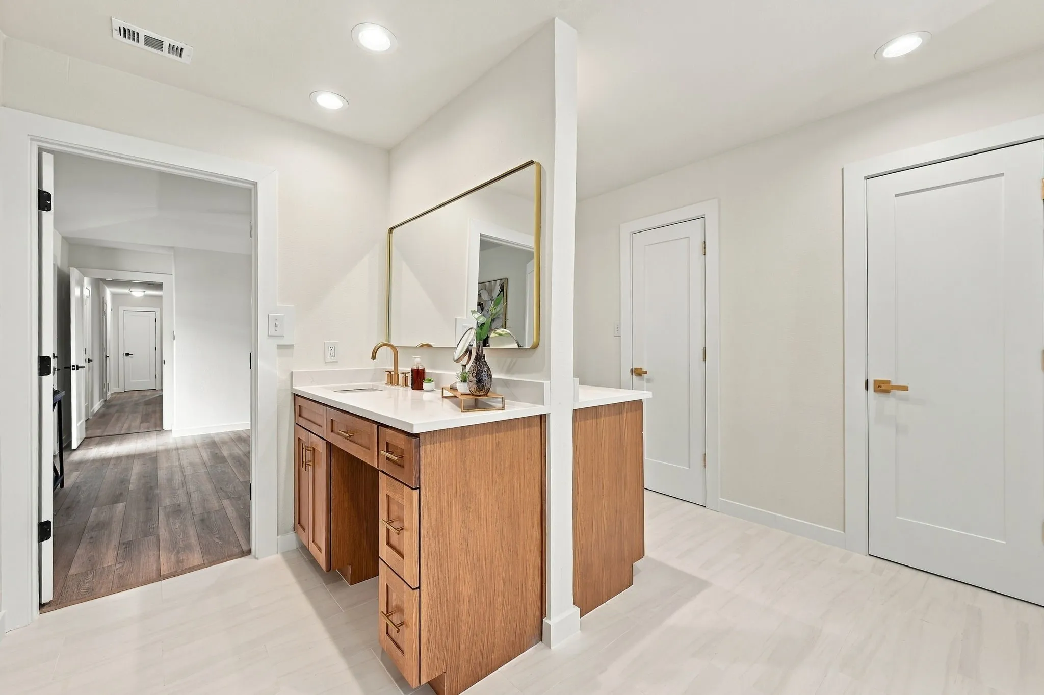 Single Family Residence For Sale in Dallas County , 10255 Chimney Hill Lane, Dallas, Texas 75243, 4 Bedroom, 3 Bathroom, 2 Garage spaces, 2,546 Sqft, built in 1978, mls#21411350, Real Estate Agent in Dallas, Homes For Sale in Dallas county, Homes For Sale in Dallas, Realtor in Dallas Texas, Real Estate Brokerage Independent Realty Texas, Luminita Cordes Realtor