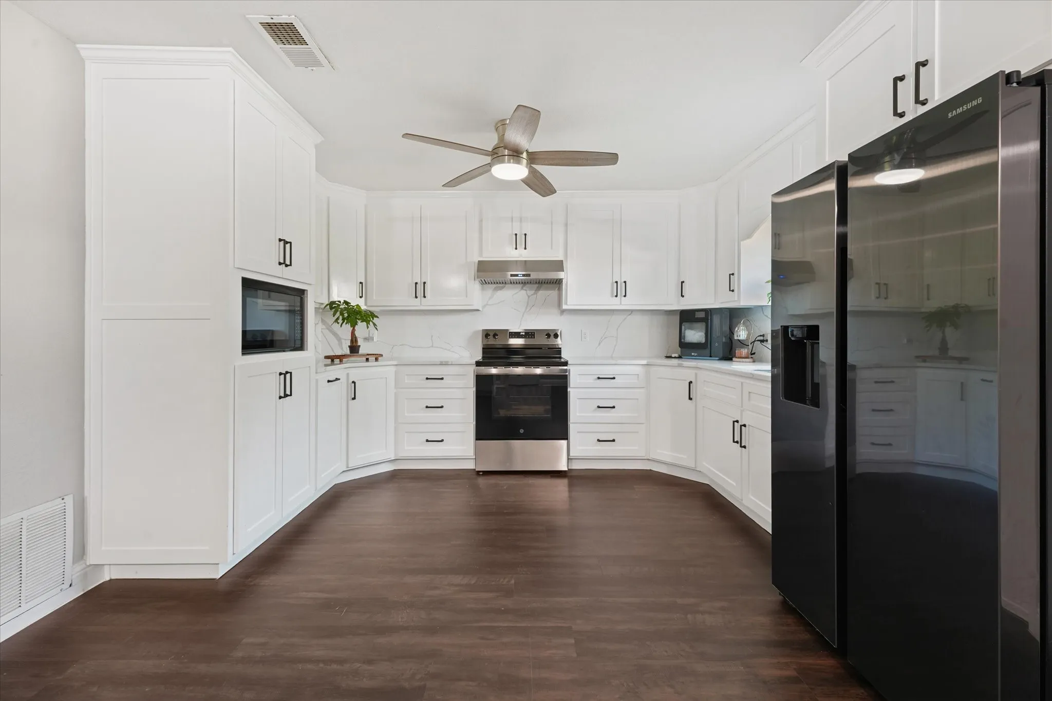 Single Family Residence For Sale in Tarrant County , 1405 Langston Street, Fort Worth, Texas 76105, 4 Bedroom, 3 Bathroom, Garage spaces, 1,456 Sqft, built in 1970, mls#21420128, Real Estate Agent in Fort Worth, Homes For Sale in Tarrant county, Homes For Sale in Fort Worth, Realtor in Fort Worth Texas, Real Estate Brokerage Independent Realty Texas, Luminita Cordes Realtor