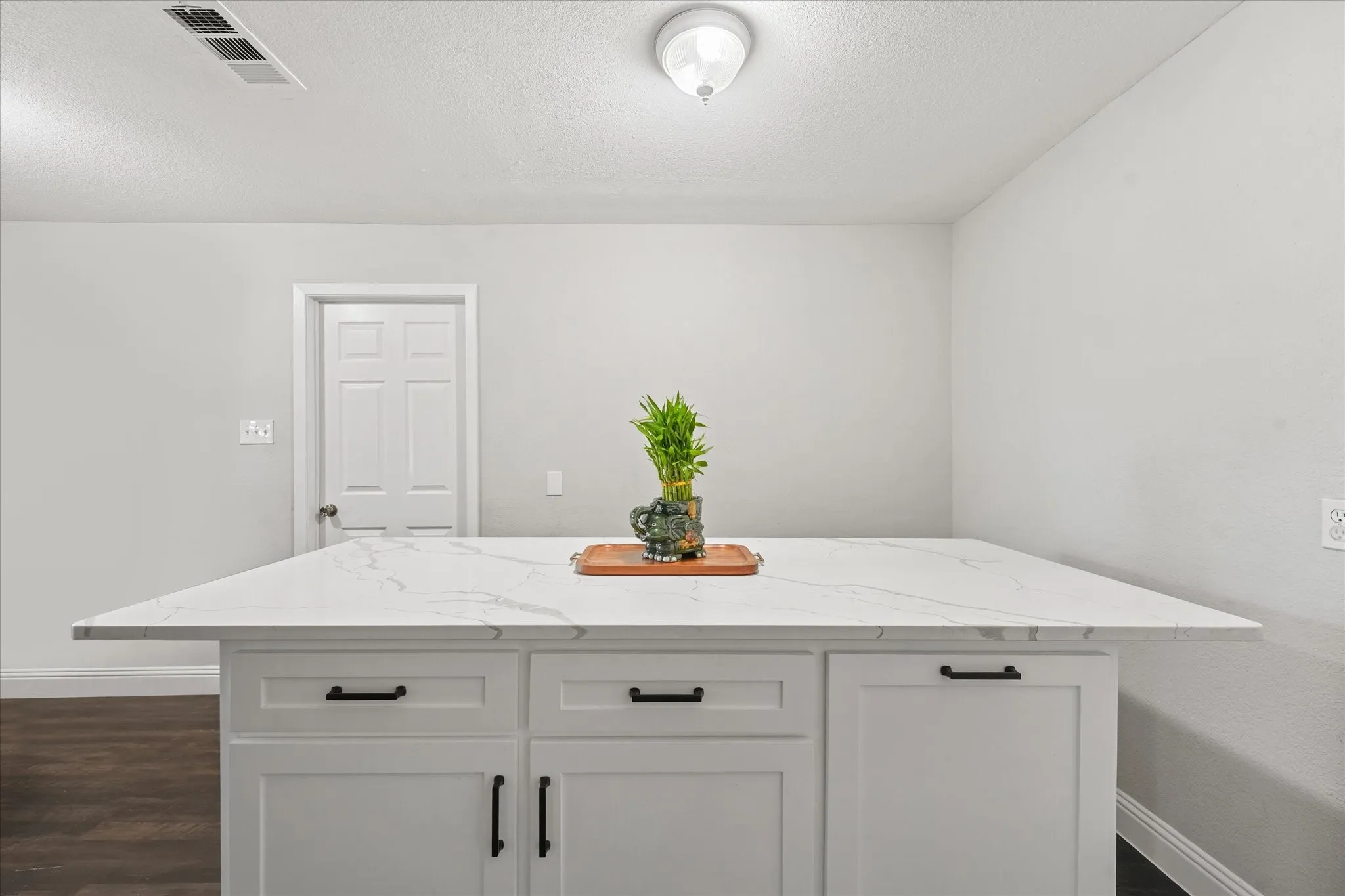 Single Family Residence For Sale in Tarrant County , 1405 Langston Street, Fort Worth, Texas 76105, 4 Bedroom, 3 Bathroom, Garage spaces, 1,456 Sqft, built in 1970, mls#21420128, Real Estate Agent in Fort Worth, Homes For Sale in Tarrant county, Homes For Sale in Fort Worth, Realtor in Fort Worth Texas, Real Estate Brokerage Independent Realty Texas, Luminita Cordes Realtor