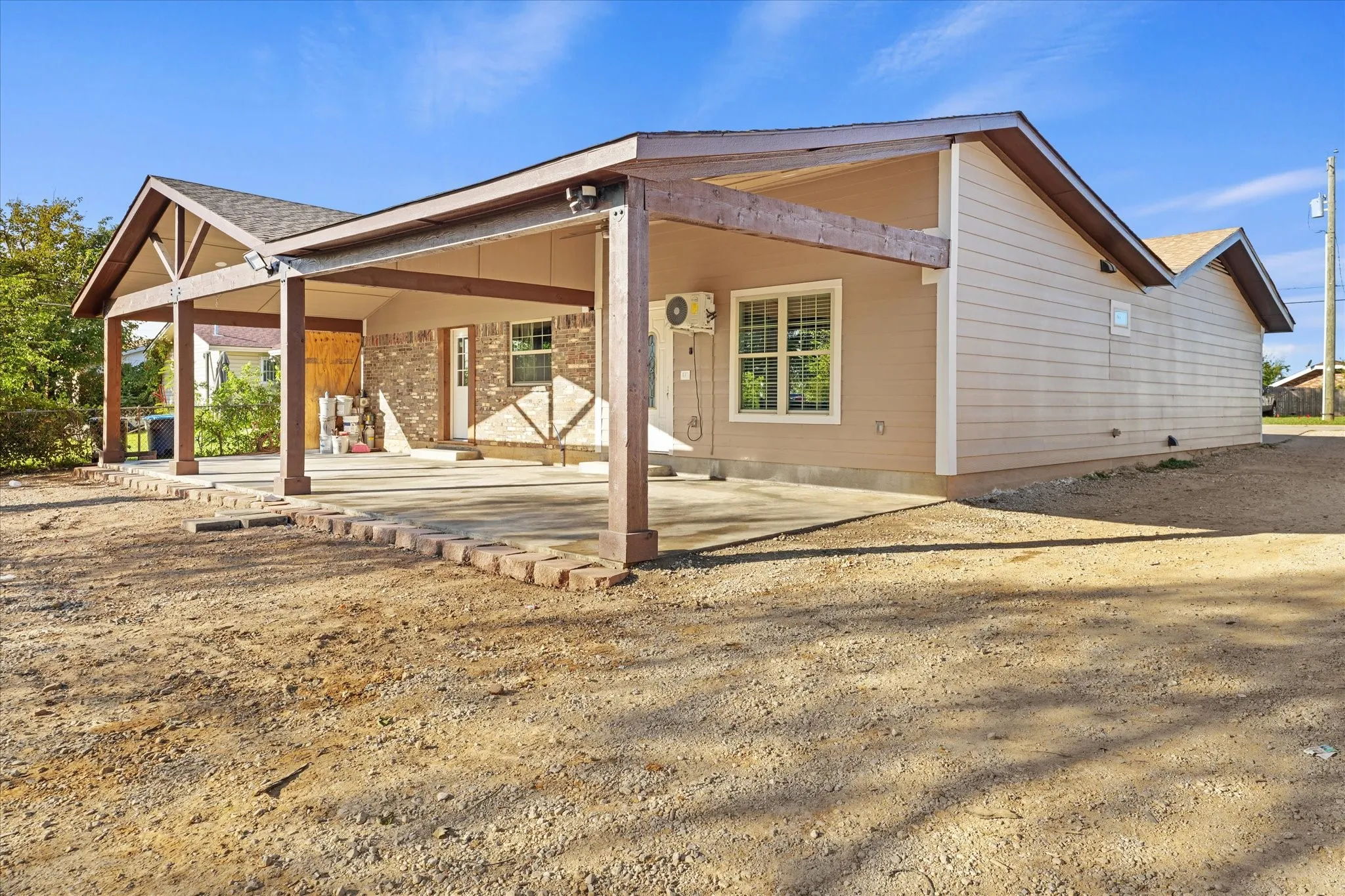Single Family Residence For Sale in Tarrant County , 1405 Langston Street, Fort Worth, Texas 76105, 4 Bedroom, 3 Bathroom, Garage spaces, 1,456 Sqft, built in 1970, mls#21420128, Real Estate Agent in Fort Worth, Homes For Sale in Tarrant county, Homes For Sale in Fort Worth, Realtor in Fort Worth Texas, Real Estate Brokerage Independent Realty Texas, Luminita Cordes Realtor