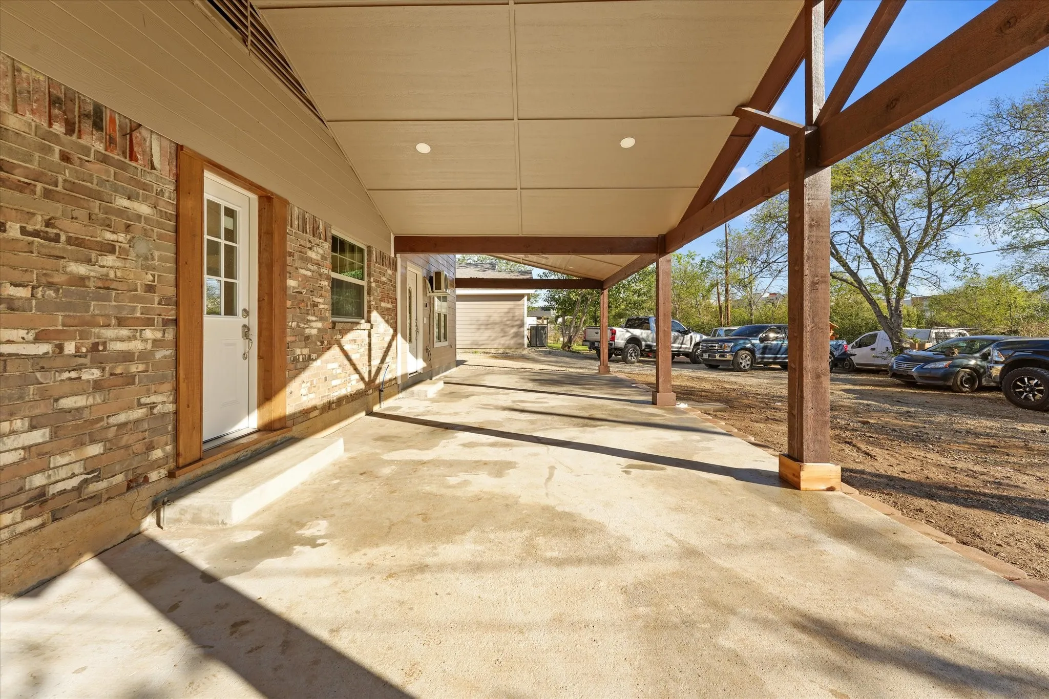 Single Family Residence For Sale in Tarrant County , 1405 Langston Street, Fort Worth, Texas 76105, 4 Bedroom, 3 Bathroom, Garage spaces, 1,456 Sqft, built in 1970, mls#21420128, Real Estate Agent in Fort Worth, Homes For Sale in Tarrant county, Homes For Sale in Fort Worth, Realtor in Fort Worth Texas, Real Estate Brokerage Independent Realty Texas, Luminita Cordes Realtor