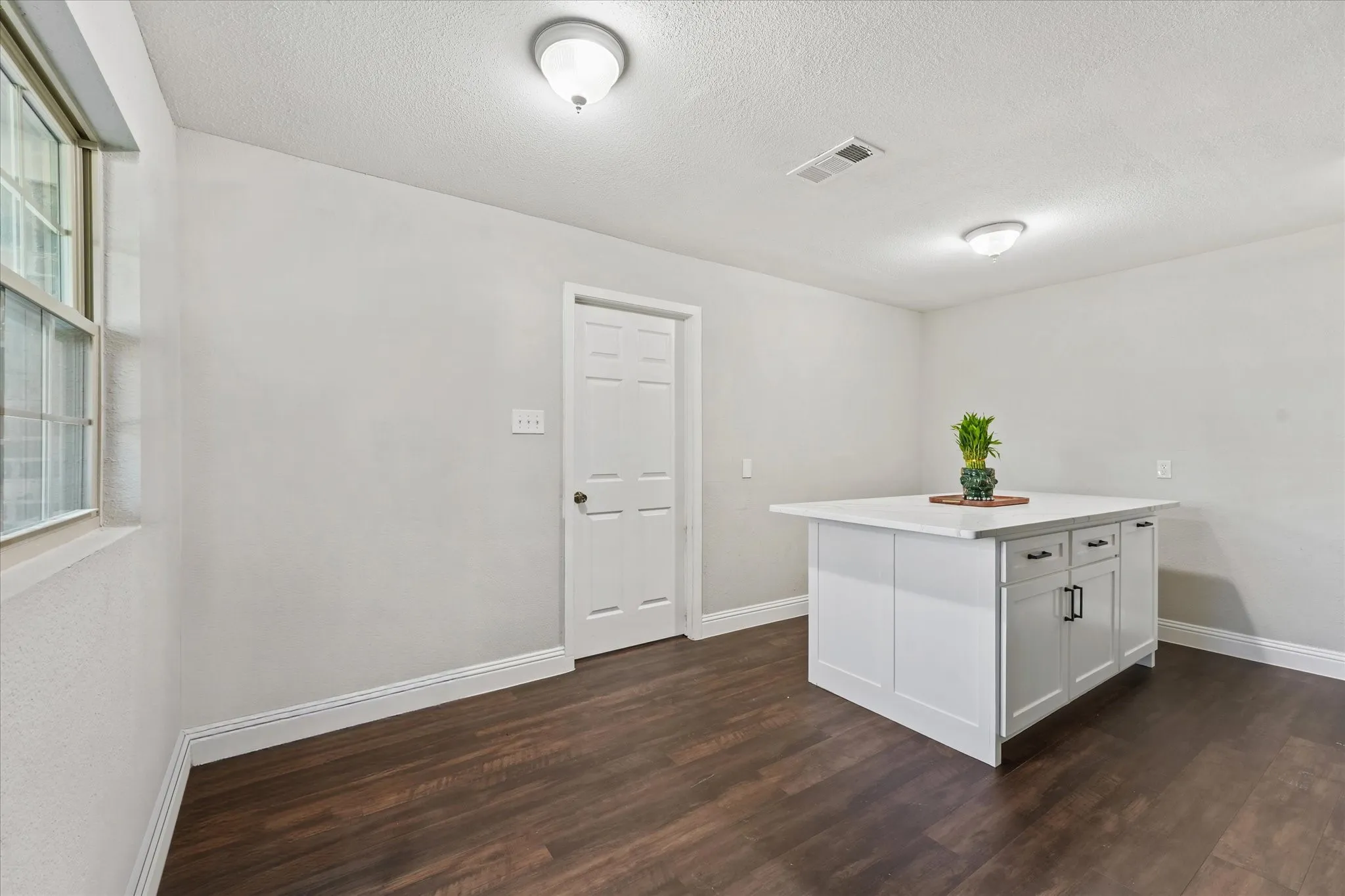 Single Family Residence For Sale in Tarrant County , 1405 Langston Street, Fort Worth, Texas 76105, 4 Bedroom, 3 Bathroom, Garage spaces, 1,456 Sqft, built in 1970, mls#21420128, Real Estate Agent in Fort Worth, Homes For Sale in Tarrant county, Homes For Sale in Fort Worth, Realtor in Fort Worth Texas, Real Estate Brokerage Independent Realty Texas, Luminita Cordes Realtor