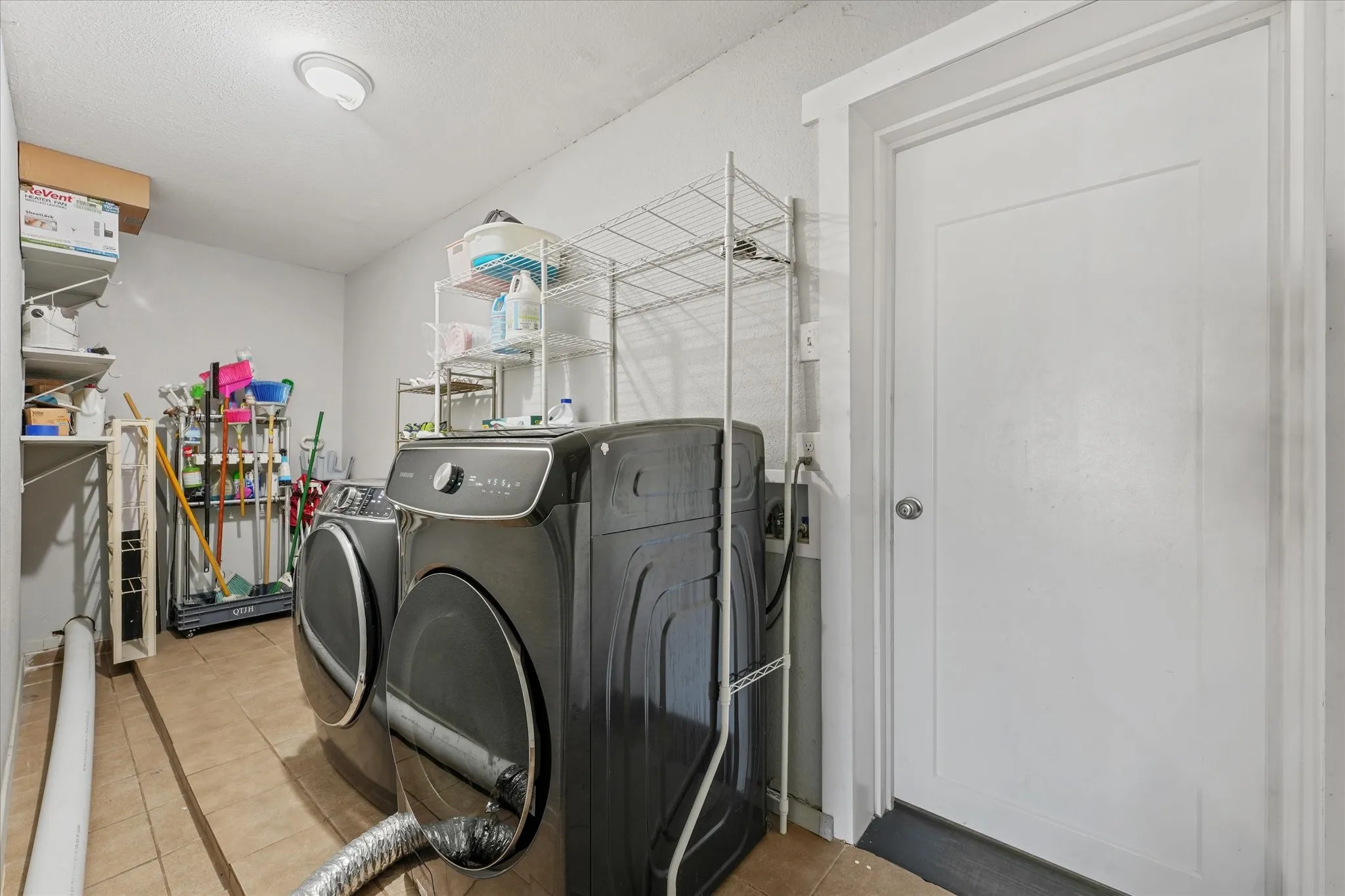 Single Family Residence For Sale in Tarrant County , 1405 Langston Street, Fort Worth, Texas 76105, 4 Bedroom, 3 Bathroom, Garage spaces, 1,456 Sqft, built in 1970, mls#21420128, Real Estate Agent in Fort Worth, Homes For Sale in Tarrant county, Homes For Sale in Fort Worth, Realtor in Fort Worth Texas, Real Estate Brokerage Independent Realty Texas, Luminita Cordes Realtor