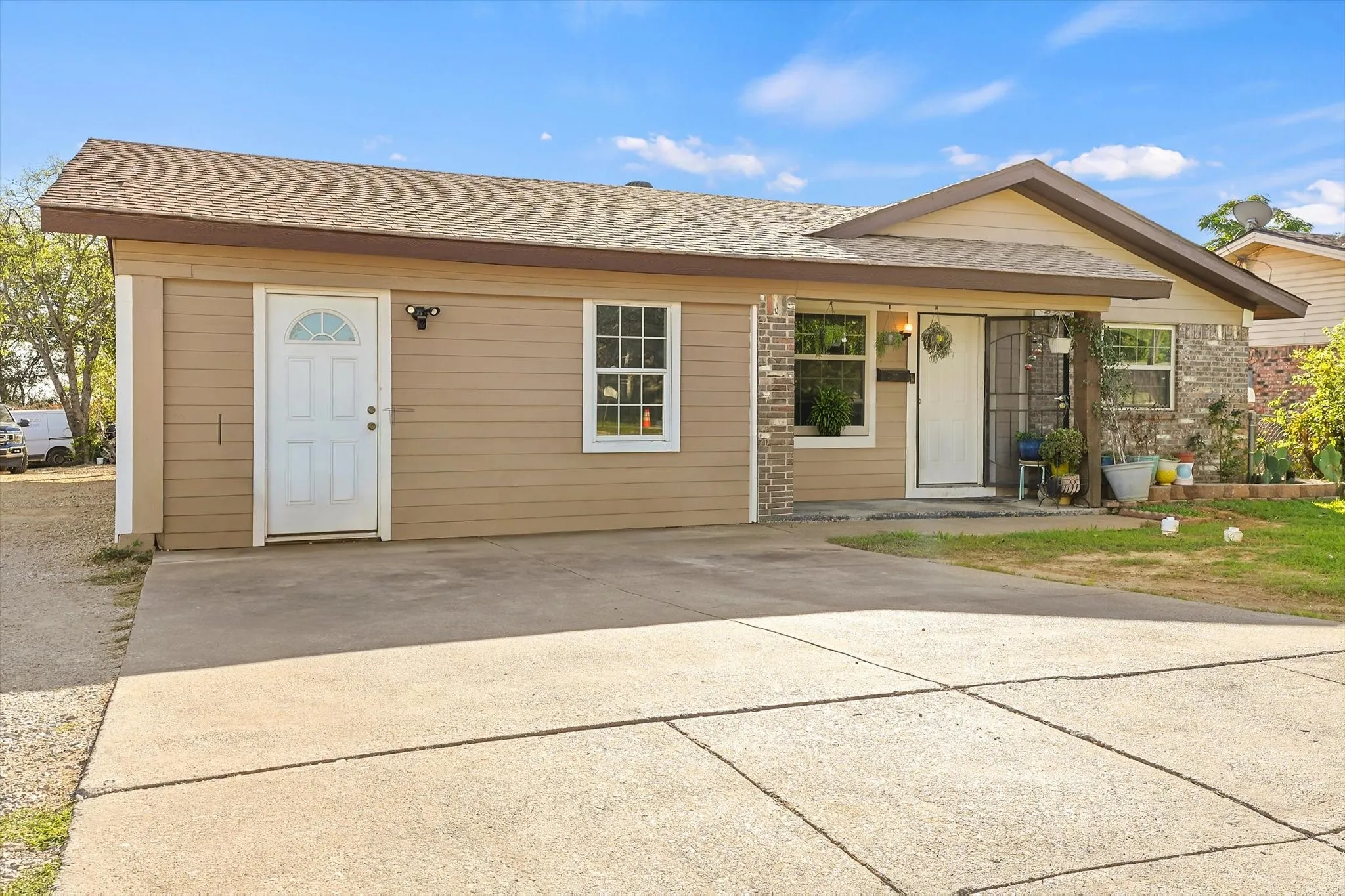Single Family Residence For Sale in Tarrant County , 1405 Langston Street, Fort Worth, Texas 76105, 4 Bedroom, 3 Bathroom, Garage spaces, 1,456 Sqft, built in 1970, mls#21420128, Real Estate Agent in Fort Worth, Homes For Sale in Tarrant county, Homes For Sale in Fort Worth, Realtor in Fort Worth Texas, Real Estate Brokerage Independent Realty Texas, Luminita Cordes Realtor