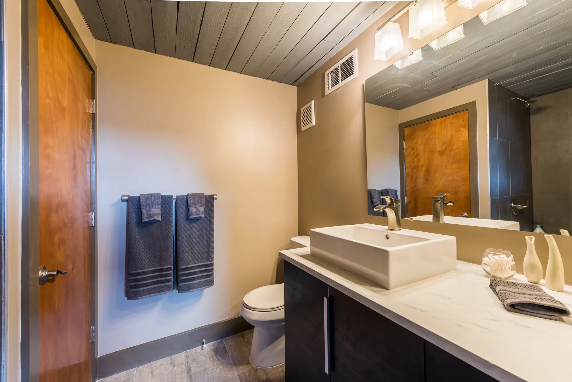 Townhouse For Rent in Dallas County , 3100 Commerce Street 160, Dallas, Texas 75226, 1 Bedroom, 1 Bathroom, Garage spaces, 1,000 Sqft, built in 1940, mls#21420137, Real Estate Agent in Dallas, Homes For Rent in Dallas county, Homes For Rent in Dallas, Realtor in Dallas Texas, Real Estate Brokerage Independent Realty Texas, Luminita Cordes Realtor