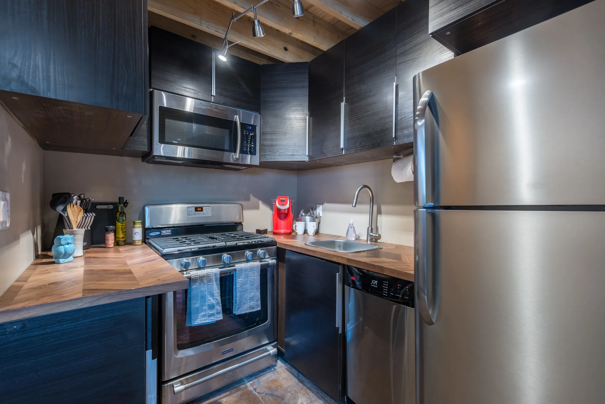 Townhouse For Rent in Dallas County , 3100 Commerce Street 160, Dallas, Texas 75226, 1 Bedroom, 1 Bathroom, Garage spaces, 1,000 Sqft, built in 1940, mls#21420137, Real Estate Agent in Dallas, Homes For Rent in Dallas county, Homes For Rent in Dallas, Realtor in Dallas Texas, Real Estate Brokerage Independent Realty Texas, Luminita Cordes Realtor