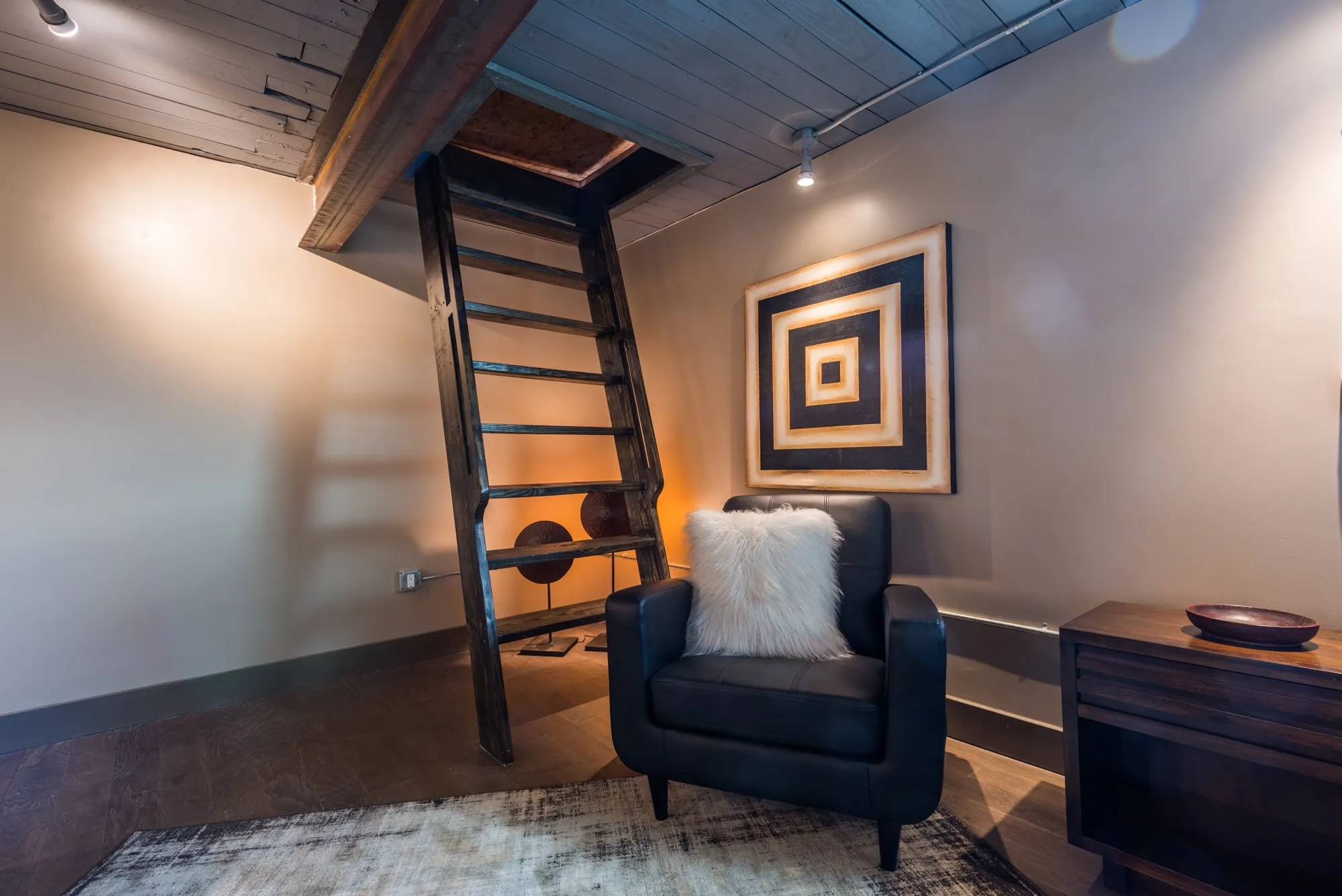 Townhouse For Rent in Dallas County , 3100 Commerce Street 160, Dallas, Texas 75226, 1 Bedroom, 1 Bathroom, Garage spaces, 1,000 Sqft, built in 1940, mls#21420137, Real Estate Agent in Dallas, Homes For Rent in Dallas county, Homes For Rent in Dallas, Realtor in Dallas Texas, Real Estate Brokerage Independent Realty Texas, Luminita Cordes Realtor