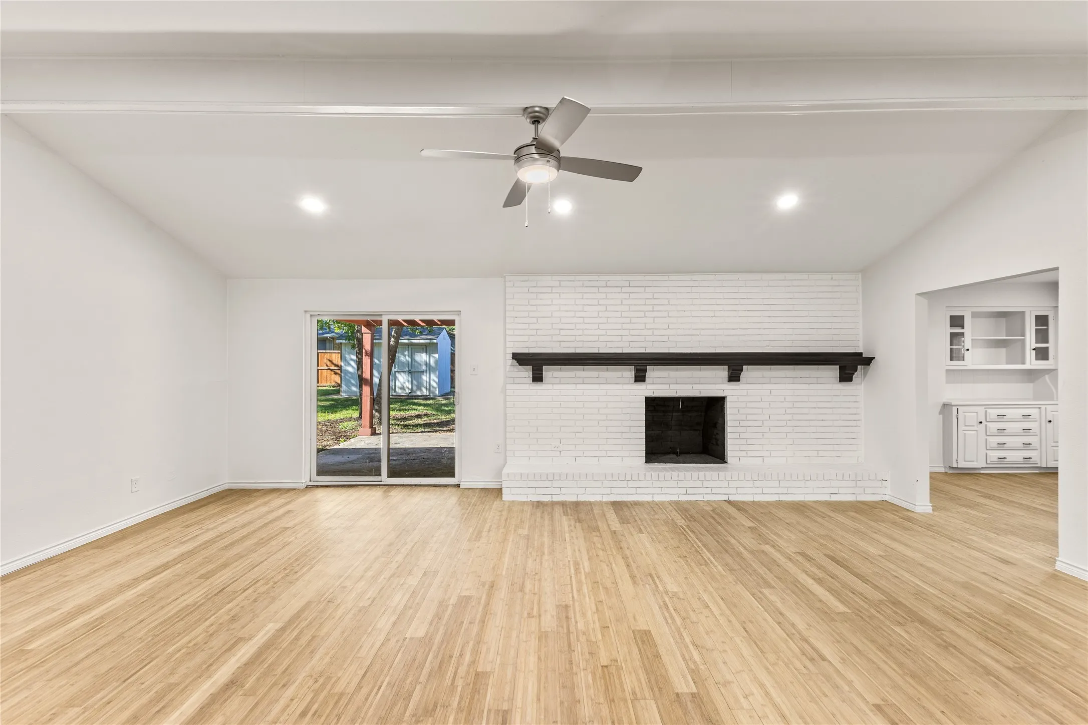 Single Family Residence For Sale in Dallas County , 4012 Shady Hollow Lane, Dallas, Texas 75233, 3 Bedroom, 3 Bathroom, 2 Garage spaces, 2,194 Sqft, built in 1968, mls#21417884, Real Estate Agent in Dallas, Homes For Sale in Dallas county, Homes For Sale in Dallas, Realtor in Dallas Texas, Real Estate Brokerage Independent Realty Texas, Luminita Cordes Realtor