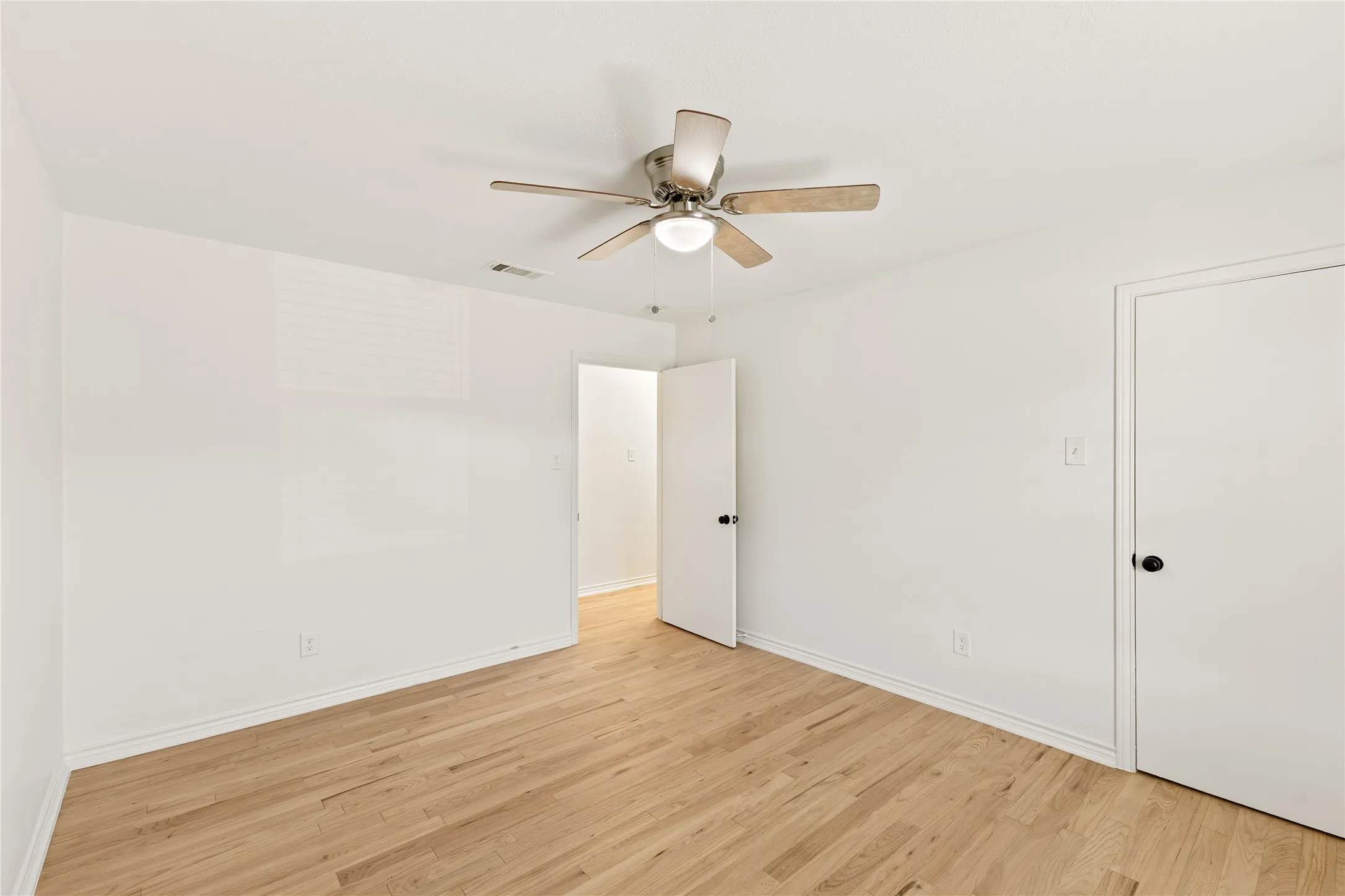 Single Family Residence For Sale in Dallas County , 4012 Shady Hollow Lane, Dallas, Texas 75233, 3 Bedroom, 3 Bathroom, 2 Garage spaces, 2,194 Sqft, built in 1968, mls#21417884, Real Estate Agent in Dallas, Homes For Sale in Dallas county, Homes For Sale in Dallas, Realtor in Dallas Texas, Real Estate Brokerage Independent Realty Texas, Luminita Cordes Realtor