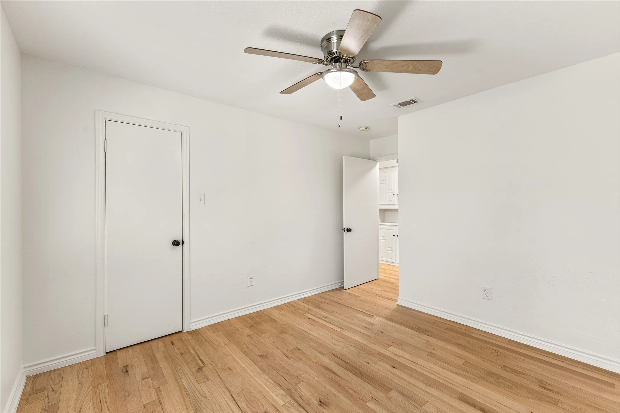 Single Family Residence For Sale in Dallas County , 4012 Shady Hollow Lane, Dallas, Texas 75233, 3 Bedroom, 3 Bathroom, 2 Garage spaces, 2,194 Sqft, built in 1968, mls#21417884, Real Estate Agent in Dallas, Homes For Sale in Dallas county, Homes For Sale in Dallas, Realtor in Dallas Texas, Real Estate Brokerage Independent Realty Texas, Luminita Cordes Realtor