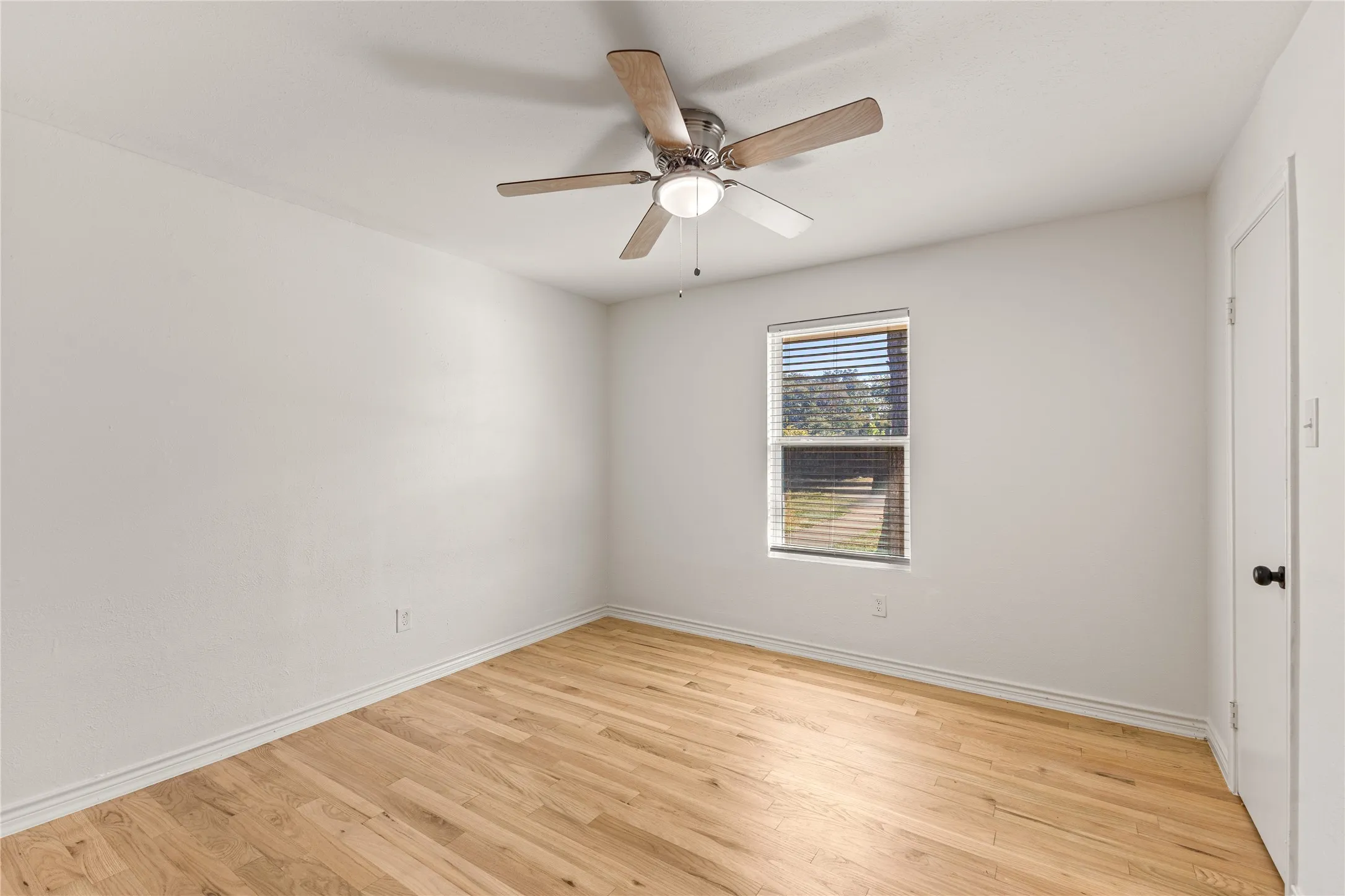 Single Family Residence For Sale in Dallas County , 4012 Shady Hollow Lane, Dallas, Texas 75233, 3 Bedroom, 3 Bathroom, 2 Garage spaces, 2,194 Sqft, built in 1968, mls#21417884, Real Estate Agent in Dallas, Homes For Sale in Dallas county, Homes For Sale in Dallas, Realtor in Dallas Texas, Real Estate Brokerage Independent Realty Texas, Luminita Cordes Realtor