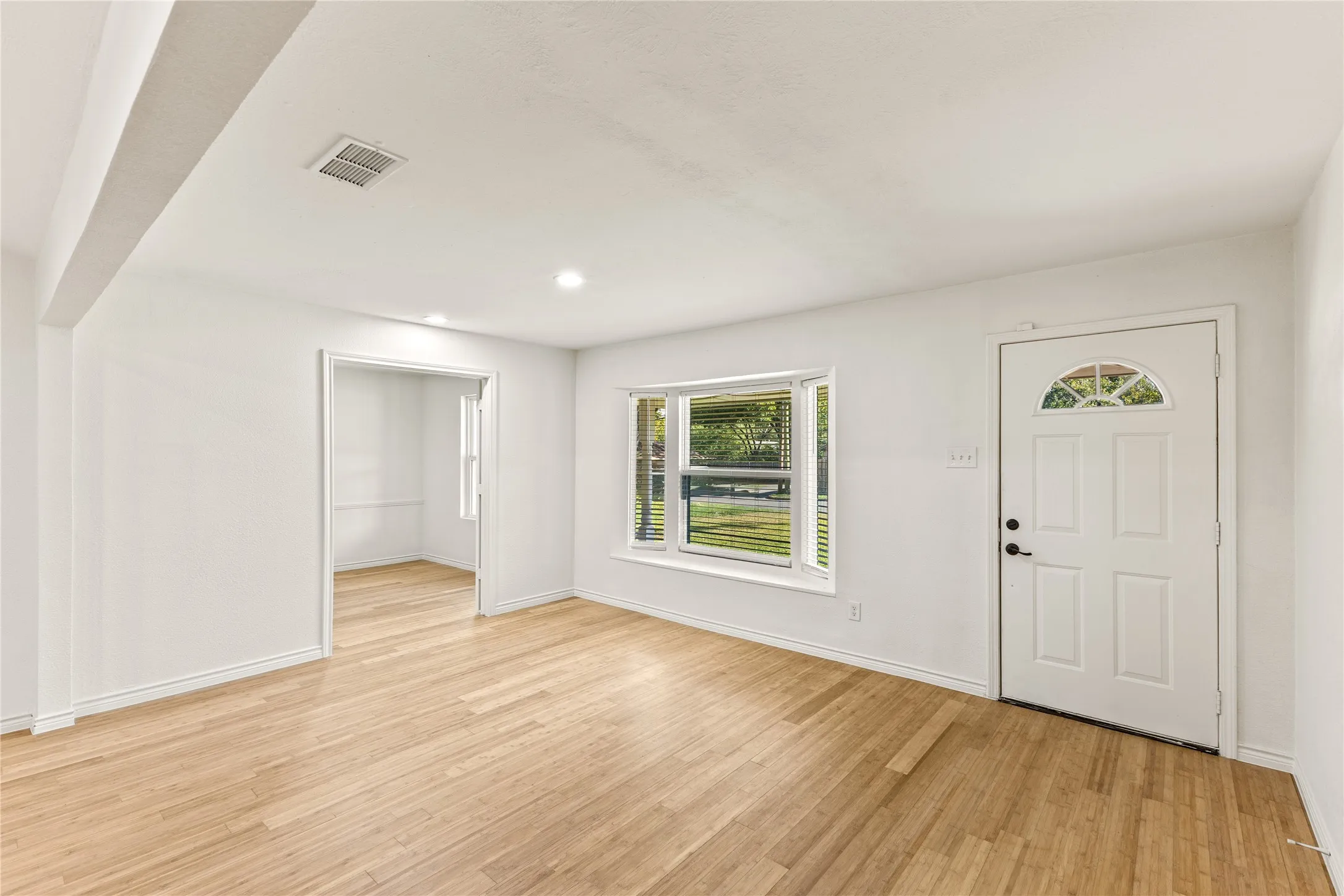 Single Family Residence For Sale in Dallas County , 4012 Shady Hollow Lane, Dallas, Texas 75233, 3 Bedroom, 3 Bathroom, 2 Garage spaces, 2,194 Sqft, built in 1968, mls#21417884, Real Estate Agent in Dallas, Homes For Sale in Dallas county, Homes For Sale in Dallas, Realtor in Dallas Texas, Real Estate Brokerage Independent Realty Texas, Luminita Cordes Realtor