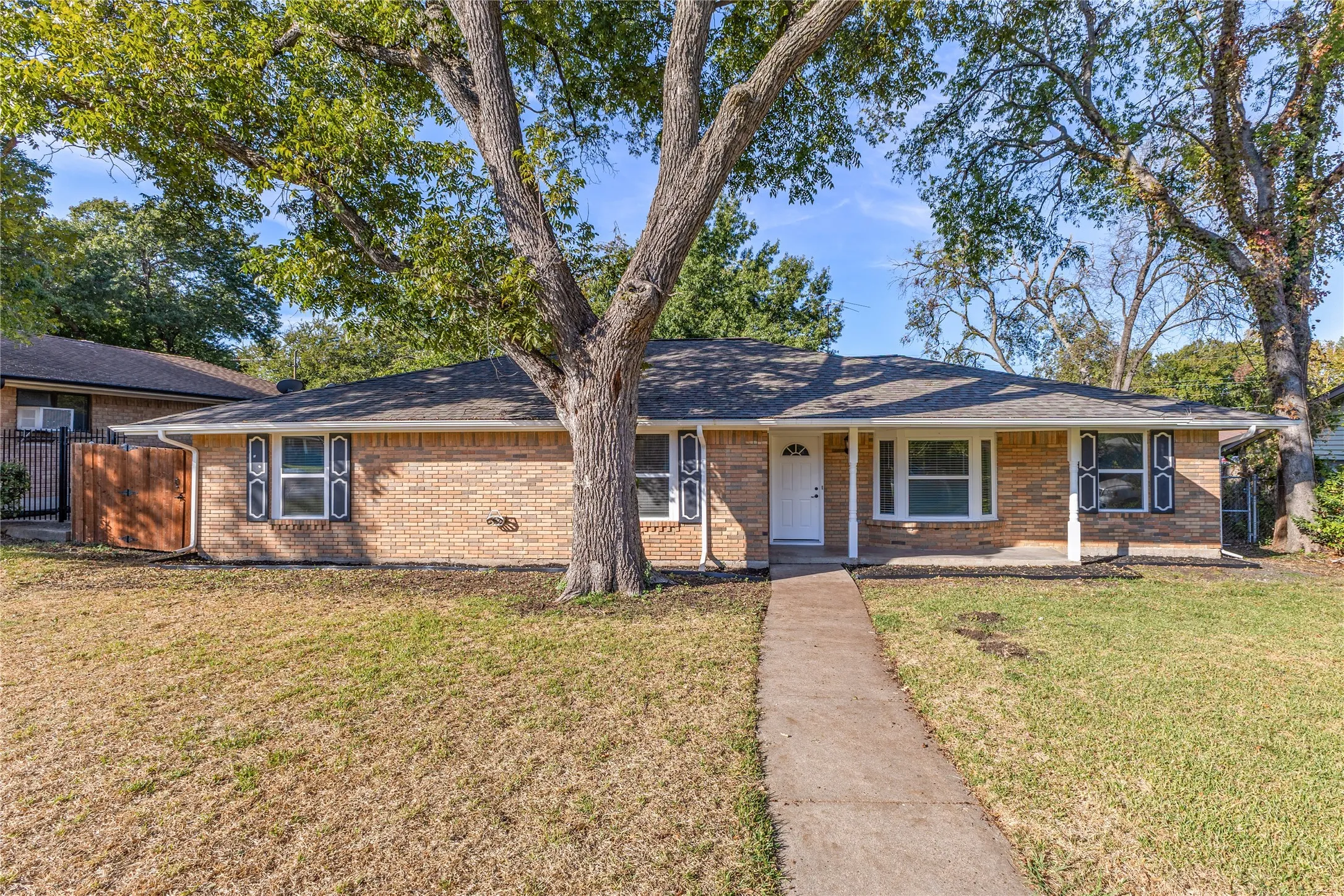 Single Family Residence For Sale in Dallas County , 4012 Shady Hollow Lane, Dallas, Texas 75233, 3 Bedroom, 3 Bathroom, 2 Garage spaces, 2,194 Sqft, built in 1968, mls#21417884, Real Estate Agent in Dallas, Homes For Sale in Dallas county, Homes For Sale in Dallas, Realtor in Dallas Texas, Real Estate Brokerage Independent Realty Texas, Luminita Cordes Realtor