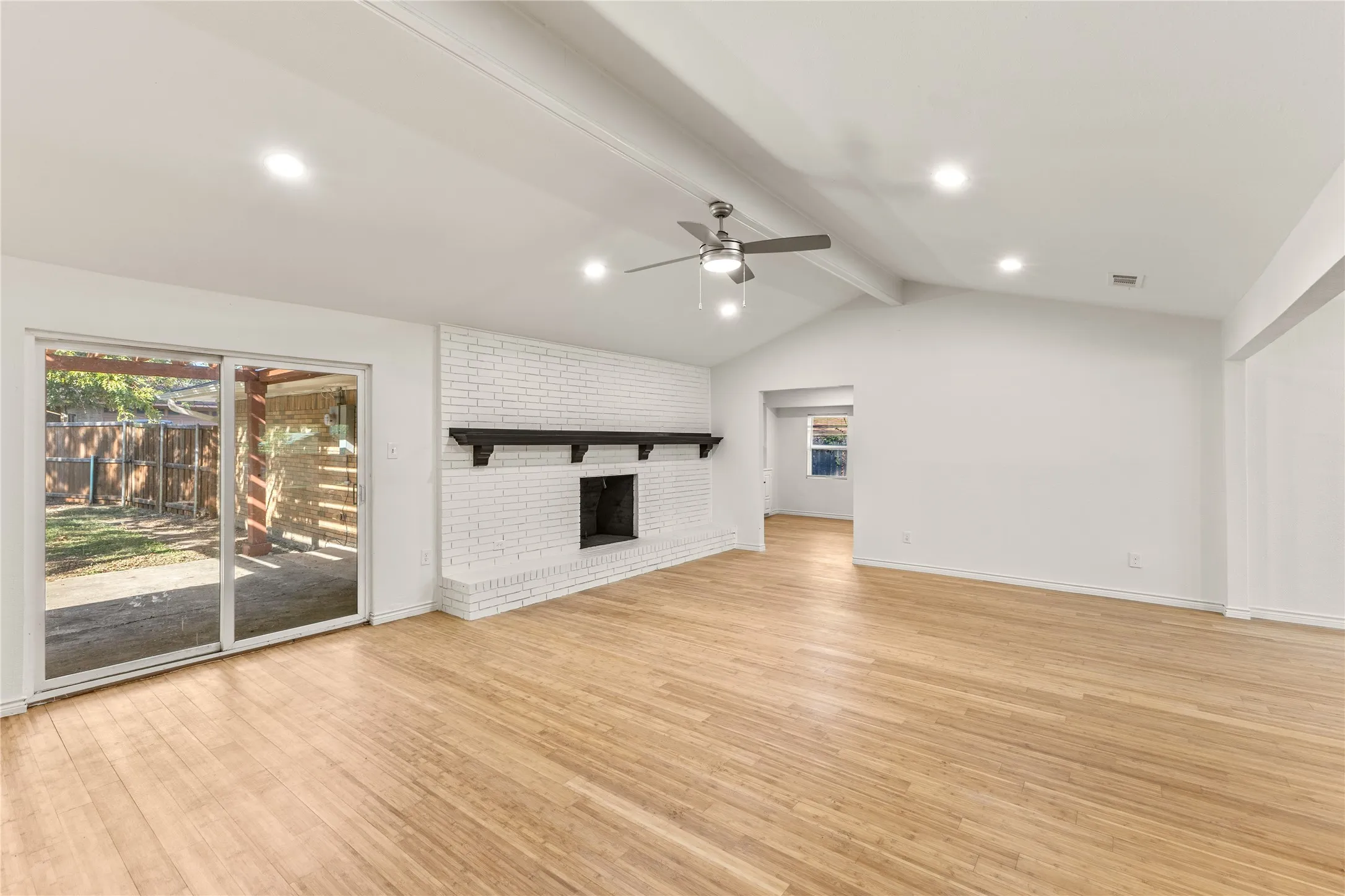 Single Family Residence For Sale in Dallas County , 4012 Shady Hollow Lane, Dallas, Texas 75233, 3 Bedroom, 3 Bathroom, 2 Garage spaces, 2,194 Sqft, built in 1968, mls#21417884, Real Estate Agent in Dallas, Homes For Sale in Dallas county, Homes For Sale in Dallas, Realtor in Dallas Texas, Real Estate Brokerage Independent Realty Texas, Luminita Cordes Realtor