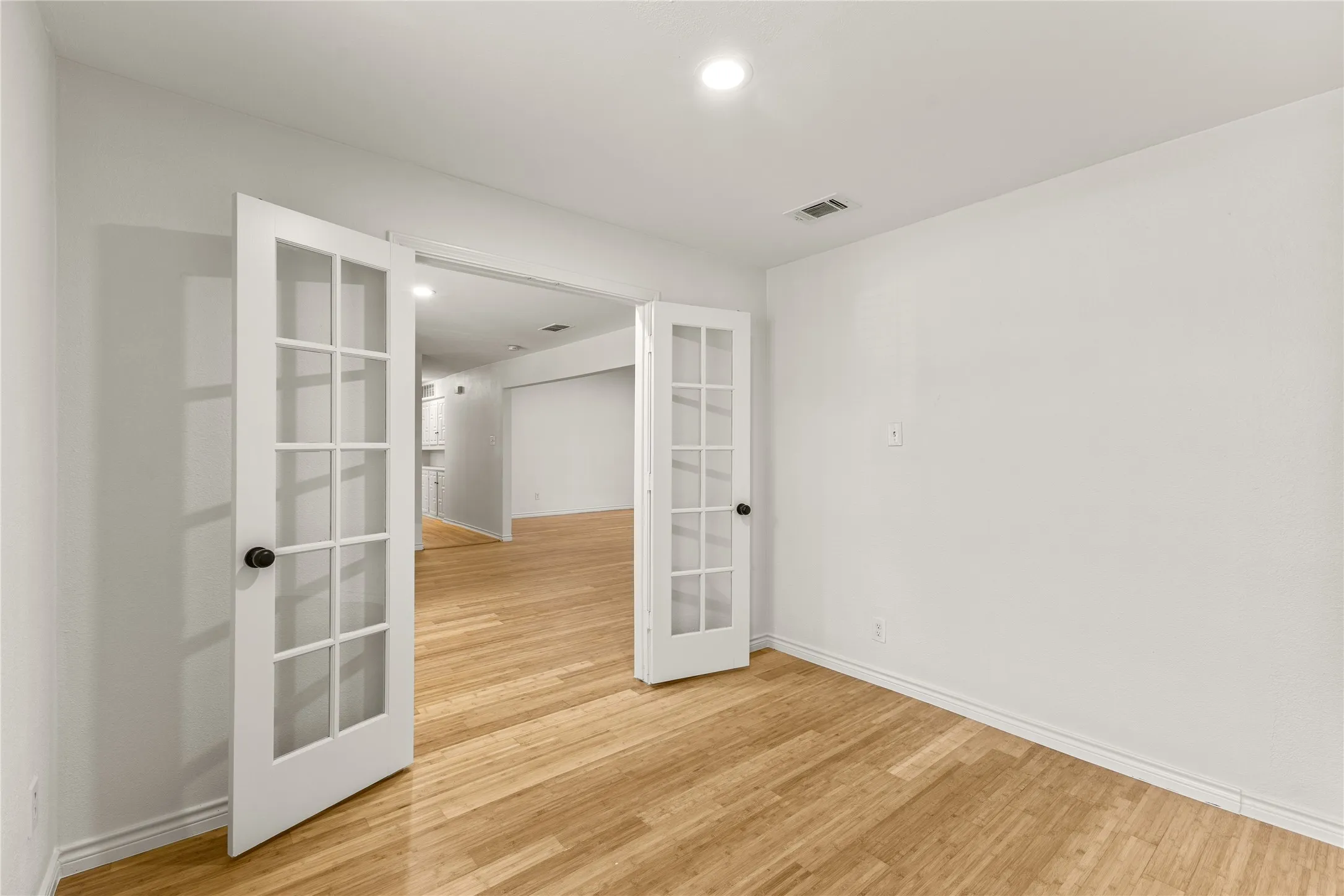 Single Family Residence For Sale in Dallas County , 4012 Shady Hollow Lane, Dallas, Texas 75233, 3 Bedroom, 3 Bathroom, 2 Garage spaces, 2,194 Sqft, built in 1968, mls#21417884, Real Estate Agent in Dallas, Homes For Sale in Dallas county, Homes For Sale in Dallas, Realtor in Dallas Texas, Real Estate Brokerage Independent Realty Texas, Luminita Cordes Realtor