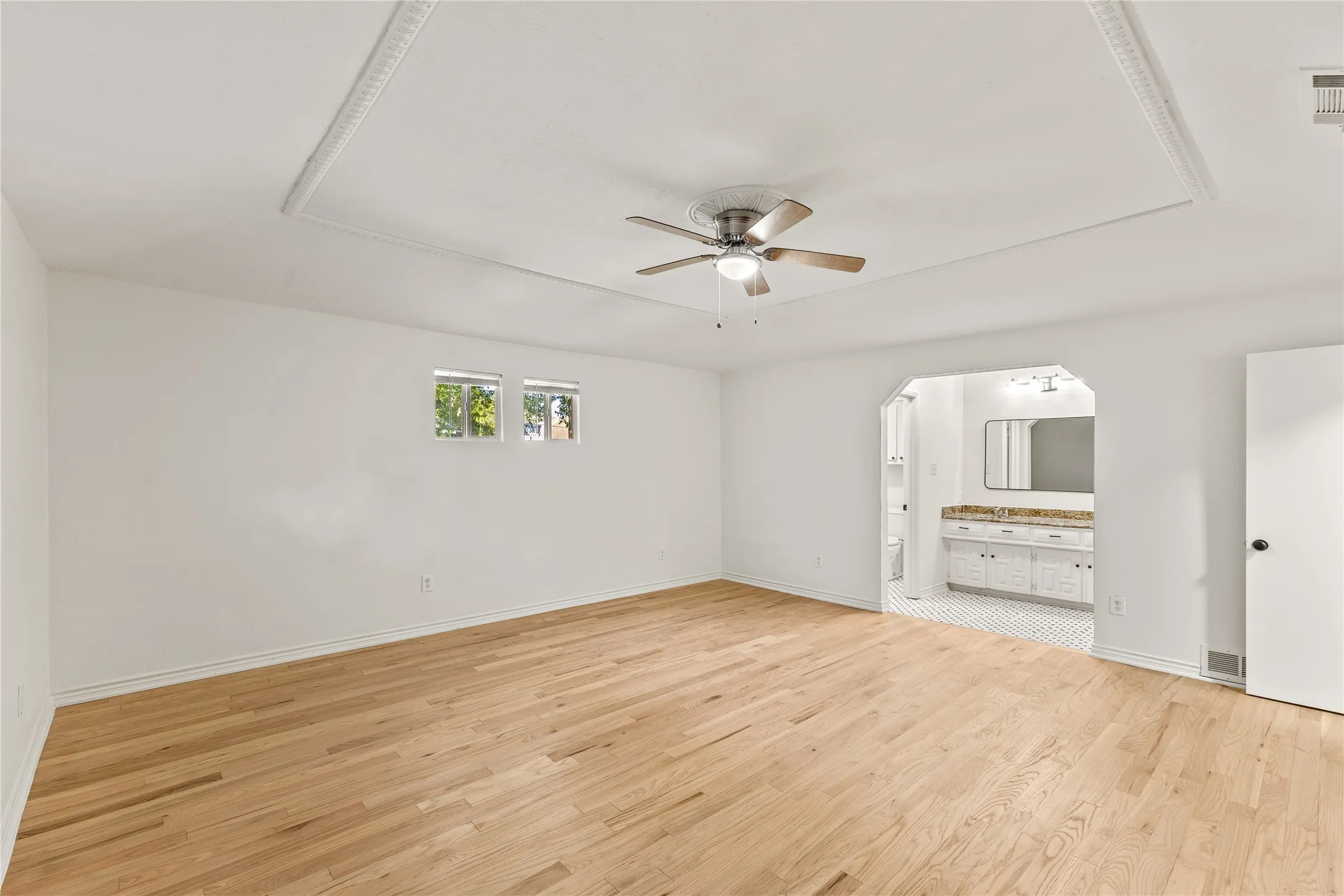 Single Family Residence For Sale in Dallas County , 4012 Shady Hollow Lane, Dallas, Texas 75233, 3 Bedroom, 3 Bathroom, 2 Garage spaces, 2,194 Sqft, built in 1968, mls#21417884, Real Estate Agent in Dallas, Homes For Sale in Dallas county, Homes For Sale in Dallas, Realtor in Dallas Texas, Real Estate Brokerage Independent Realty Texas, Luminita Cordes Realtor