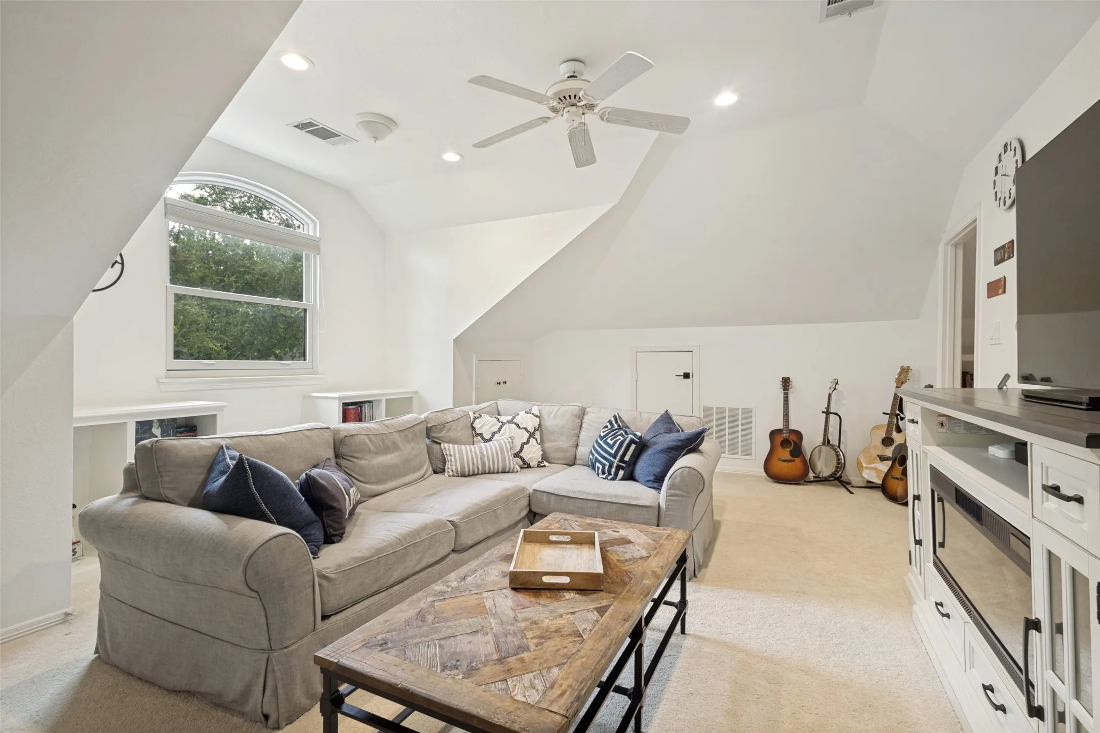 Single Family Residence For Sale in Denton County , 5001 Forest Hill Circle, Flower Mound, Texas 75028, 4 Bedroom, 3 Bathroom, 5 Garage spaces, 3,770 Sqft, built in 1992, mls#21420081, Real Estate Agent in Flower Mound, Homes For Sale in Denton county, Homes For Sale in Flower Mound, Realtor in Flower Mound Texas, Real Estate Brokerage Independent Realty Texas, Luminita Cordes Realtor
