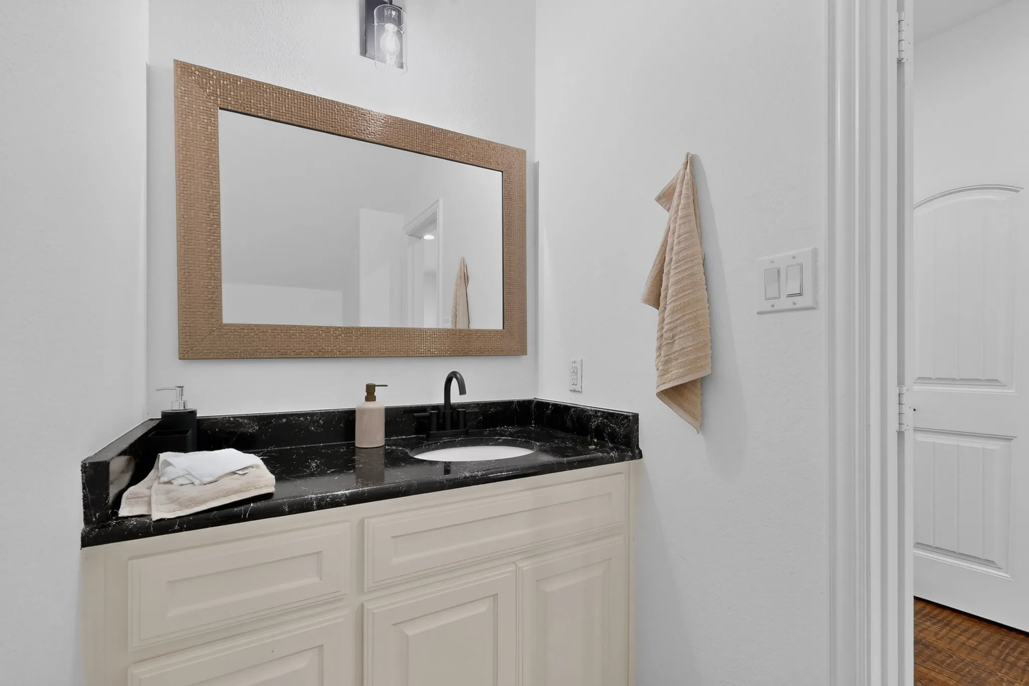 Single Family Residence For Rent in Dallas County , 6606 Windward View Drive, Rowlett, Texas 75088, 4 Bedroom, 4 Bathroom, 2 Garage spaces, 2,645 Sqft, built in 2017, mls#21420219, Real Estate Agent in Rowlett, Homes For Rent in Dallas county, Homes For Rent in Rowlett, Realtor in Rowlett Texas, Real Estate Brokerage Independent Realty Texas, Luminita Cordes Realtor
