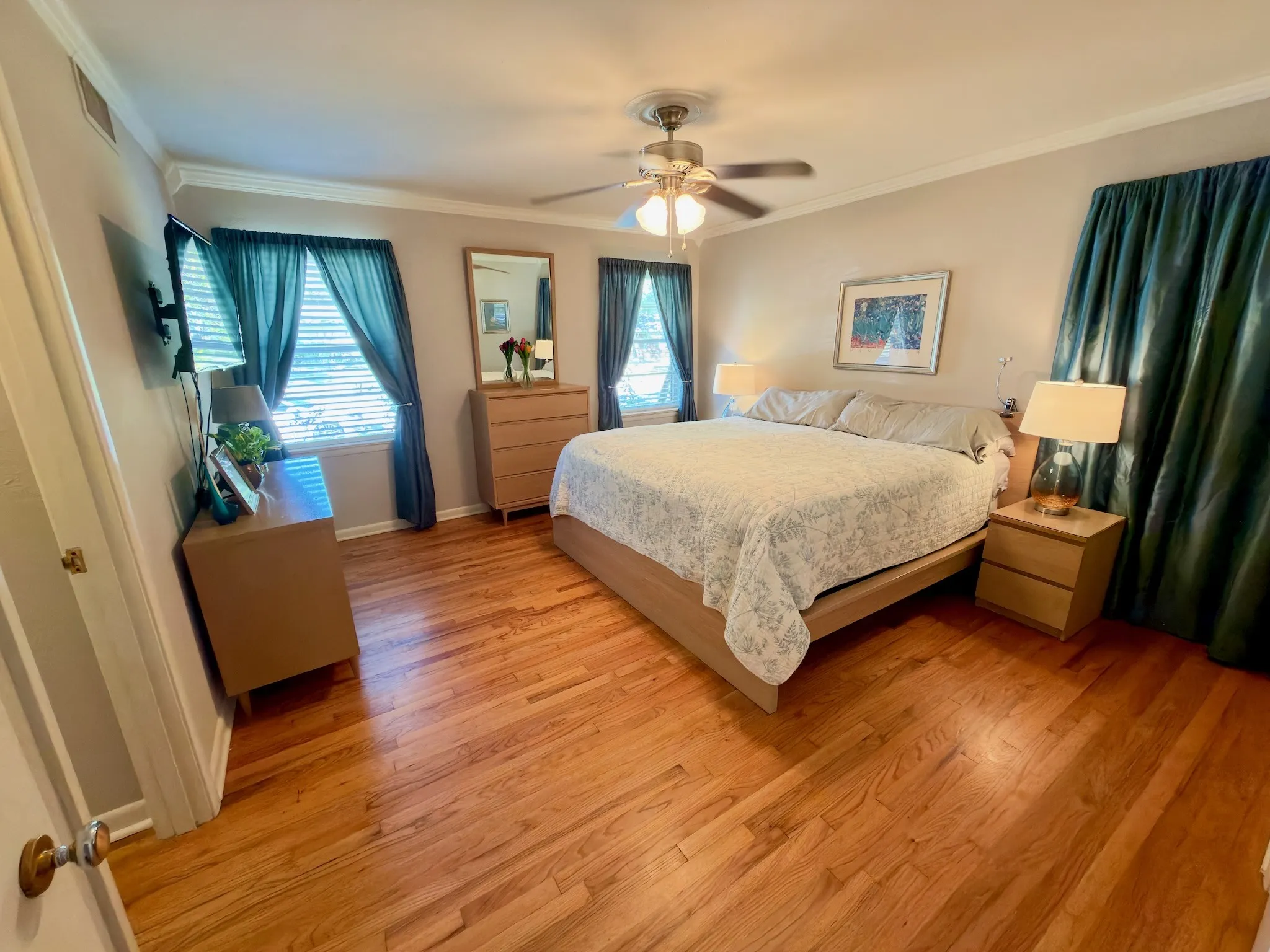 13x13 Hardwood flooring, crown molding, and a central ceiling fan with integrated lighting