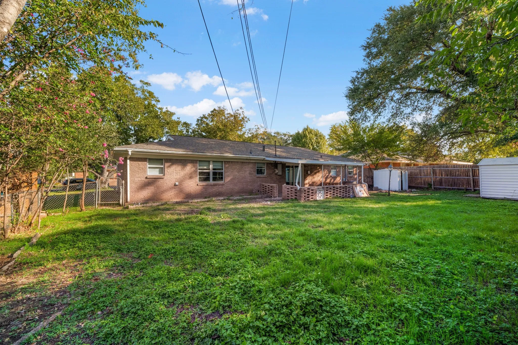 Single Family Residence For Sale in Tarrant County , 209 Cotillion Road, Fort Worth, Texas 76134, 3 Bedroom, 2 Bathroom, 2 Garage spaces, 1,808 Sqft, built in 1961, mls#21419468, Real Estate Agent in Fort Worth, Homes For Sale in Tarrant county, Homes For Sale in Fort Worth, Realtor in Fort Worth Texas, Real Estate Brokerage Independent Realty Texas, Luminita Cordes Realtor