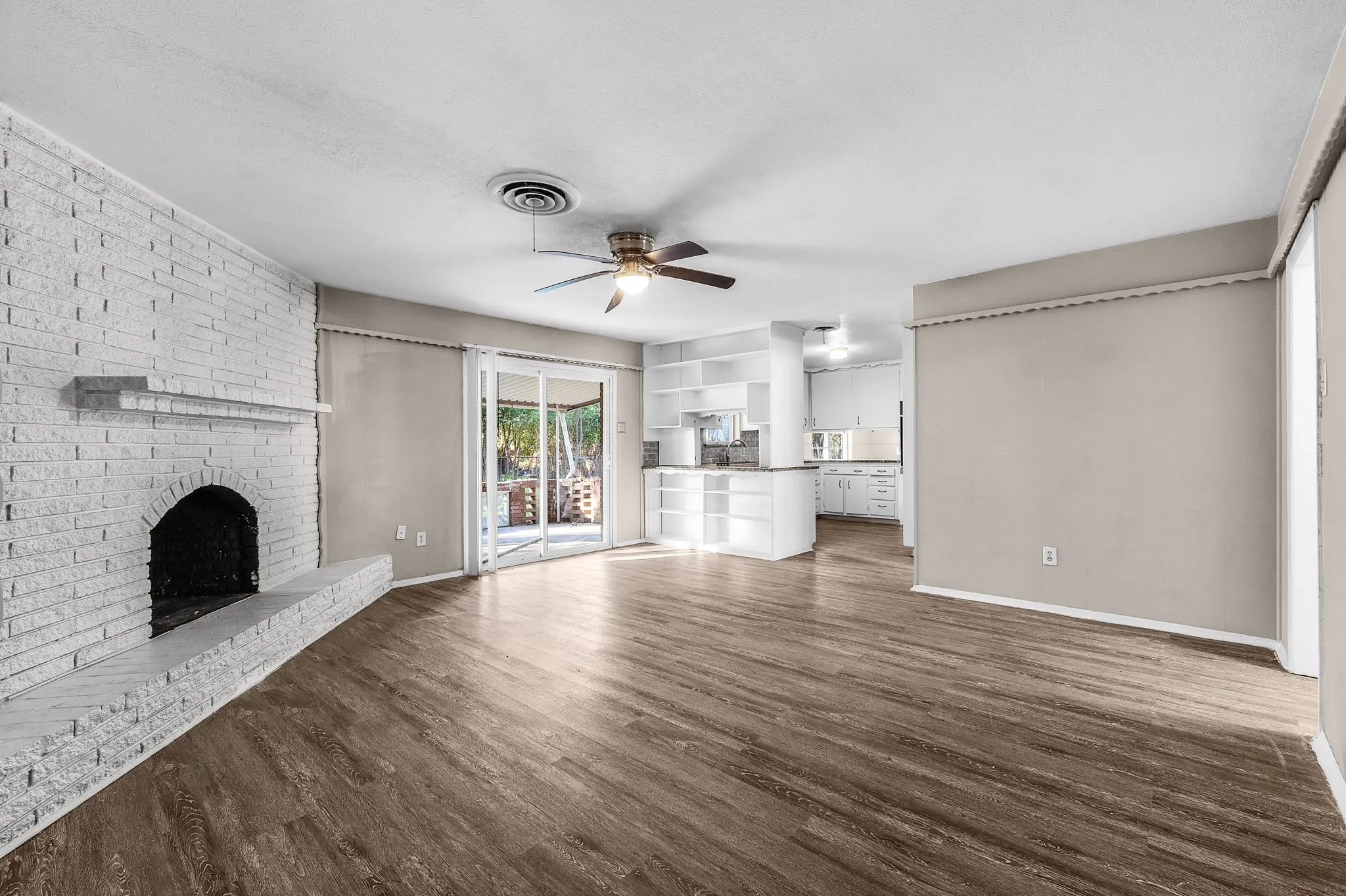Single Family Residence For Sale in Tarrant County , 209 Cotillion Road, Fort Worth, Texas 76134, 3 Bedroom, 2 Bathroom, 2 Garage spaces, 1,808 Sqft, built in 1961, mls#21419468, Real Estate Agent in Fort Worth, Homes For Sale in Tarrant county, Homes For Sale in Fort Worth, Realtor in Fort Worth Texas, Real Estate Brokerage Independent Realty Texas, Luminita Cordes Realtor