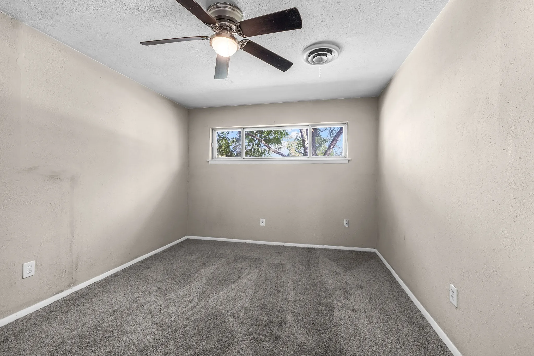 Single Family Residence For Sale in Tarrant County , 209 Cotillion Road, Fort Worth, Texas 76134, 3 Bedroom, 2 Bathroom, 2 Garage spaces, 1,808 Sqft, built in 1961, mls#21419468, Real Estate Agent in Fort Worth, Homes For Sale in Tarrant county, Homes For Sale in Fort Worth, Realtor in Fort Worth Texas, Real Estate Brokerage Independent Realty Texas, Luminita Cordes Realtor