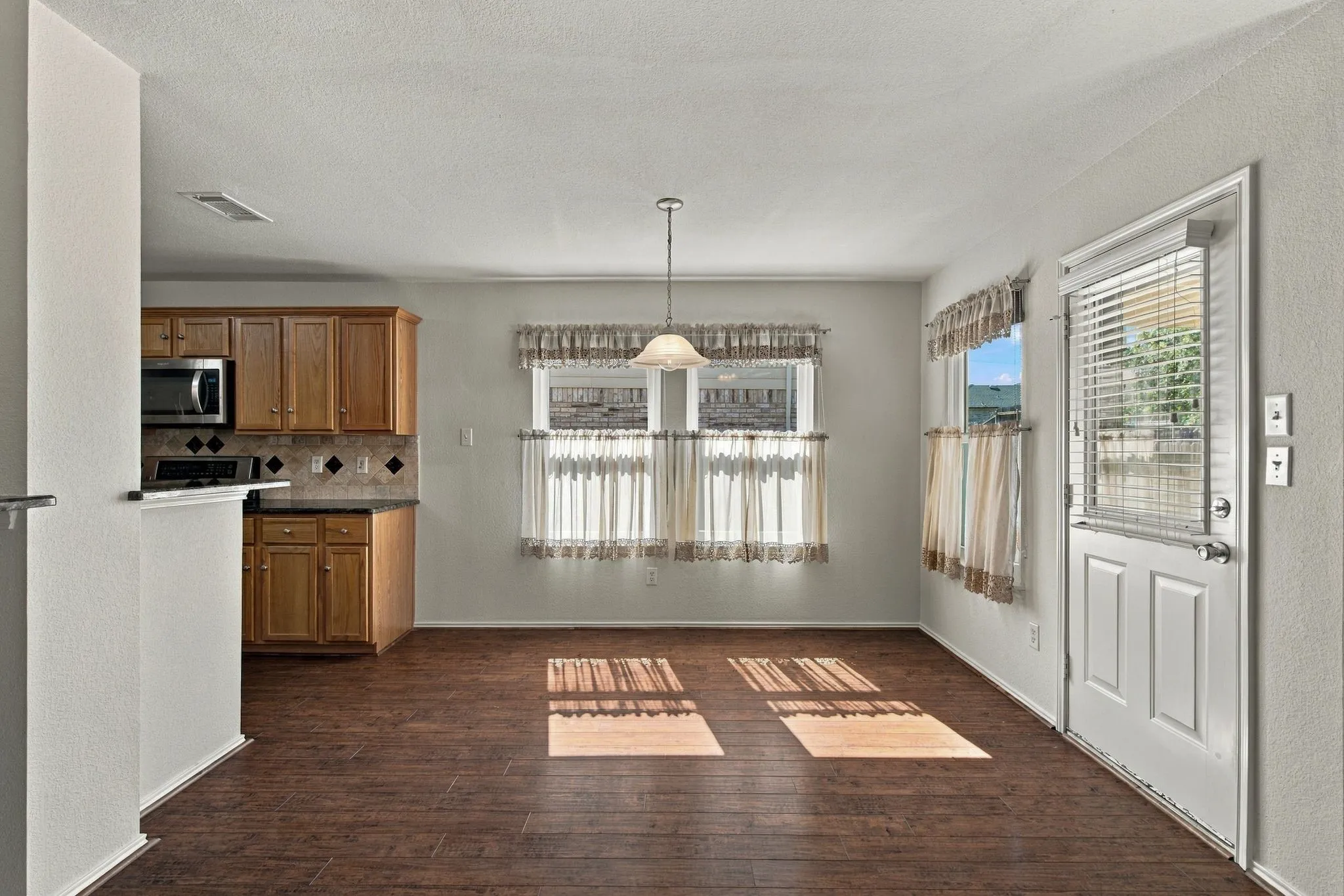Single Family Residence For Sale in Tarrant County , 13041 Fencerow Road, Fort Worth, Texas 76244, 4 Bedroom, 3 Bathroom, 2 Garage spaces, 2,809 Sqft, built in 2005, mls#21420202, Real Estate Agent in Fort Worth, Homes For Sale in Tarrant county, Homes For Sale in Fort Worth, Realtor in Fort Worth Texas, Real Estate Brokerage Independent Realty Texas, Luminita Cordes Realtor