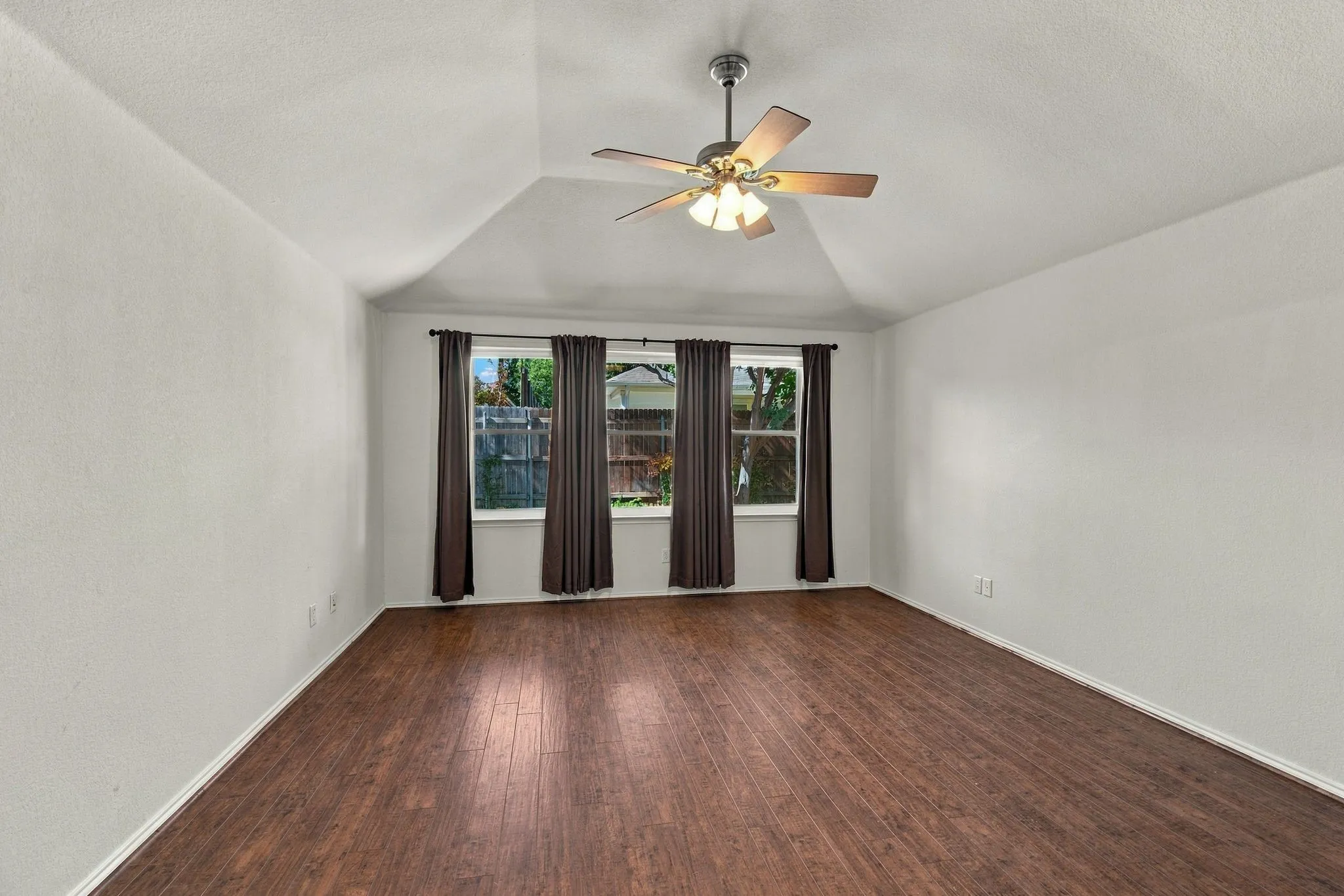 Single Family Residence For Sale in Tarrant County , 13041 Fencerow Road, Fort Worth, Texas 76244, 4 Bedroom, 3 Bathroom, 2 Garage spaces, 2,809 Sqft, built in 2005, mls#21420202, Real Estate Agent in Fort Worth, Homes For Sale in Tarrant county, Homes For Sale in Fort Worth, Realtor in Fort Worth Texas, Real Estate Brokerage Independent Realty Texas, Luminita Cordes Realtor